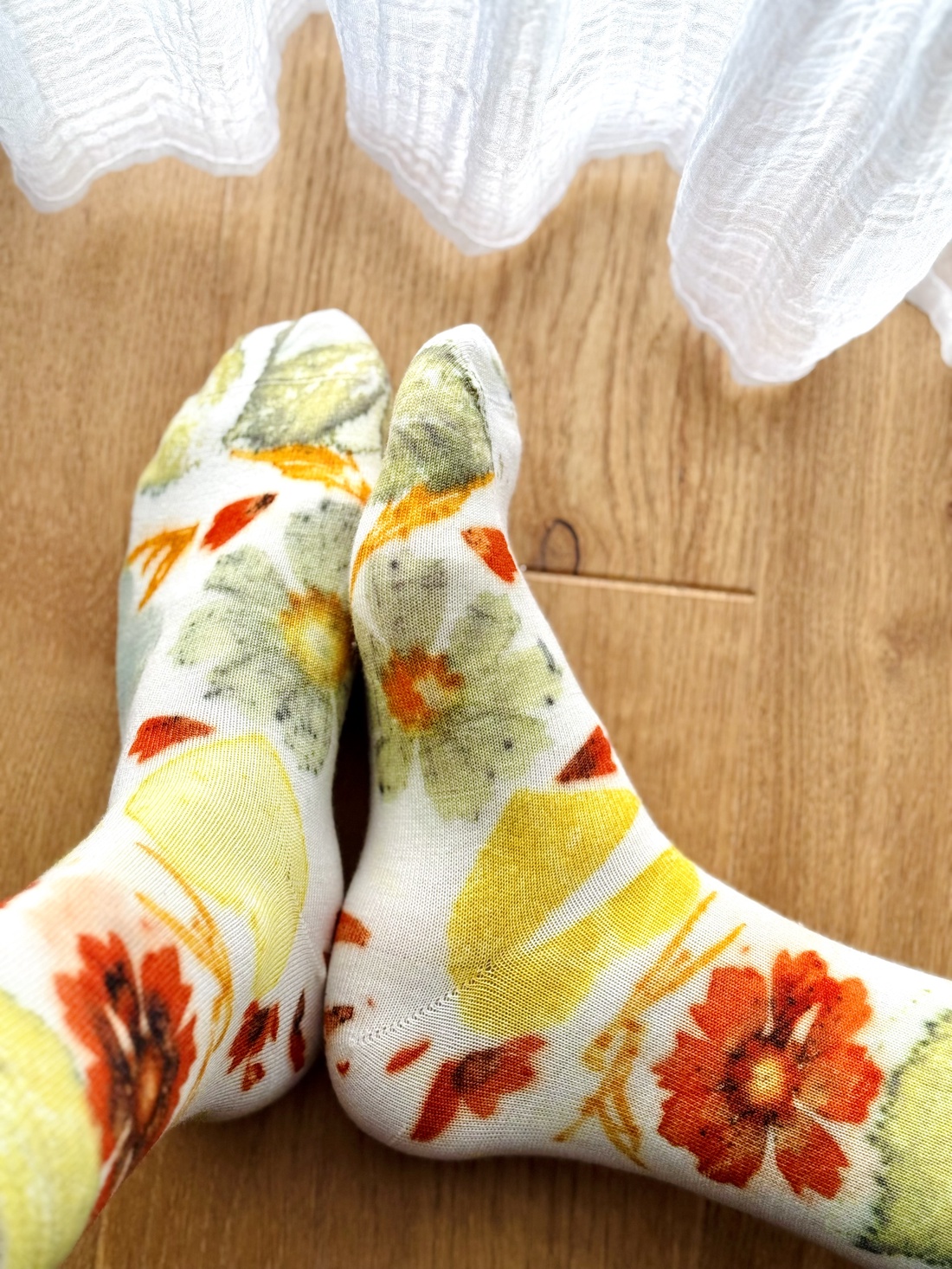 Pajiște Solară  Șosete din lână cu imprimeu vegetal (cosmos, hibiscus, mur, mesteacăn) - îmbrăcăminte și modă - pantofi, papuci, șosete - șosete, șosete de genunchi - Artynos.ro