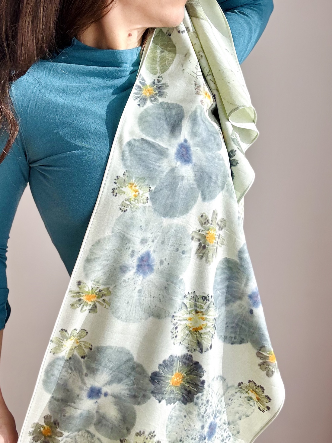 Azur Verde � Șal din voal de lână cu imprimeu vegetal (hibiscus, cosmos, corcodus) - îmbrăcăminte și modă - eșarfe, pălării, fularuri - eșarfe - Artynos.ro