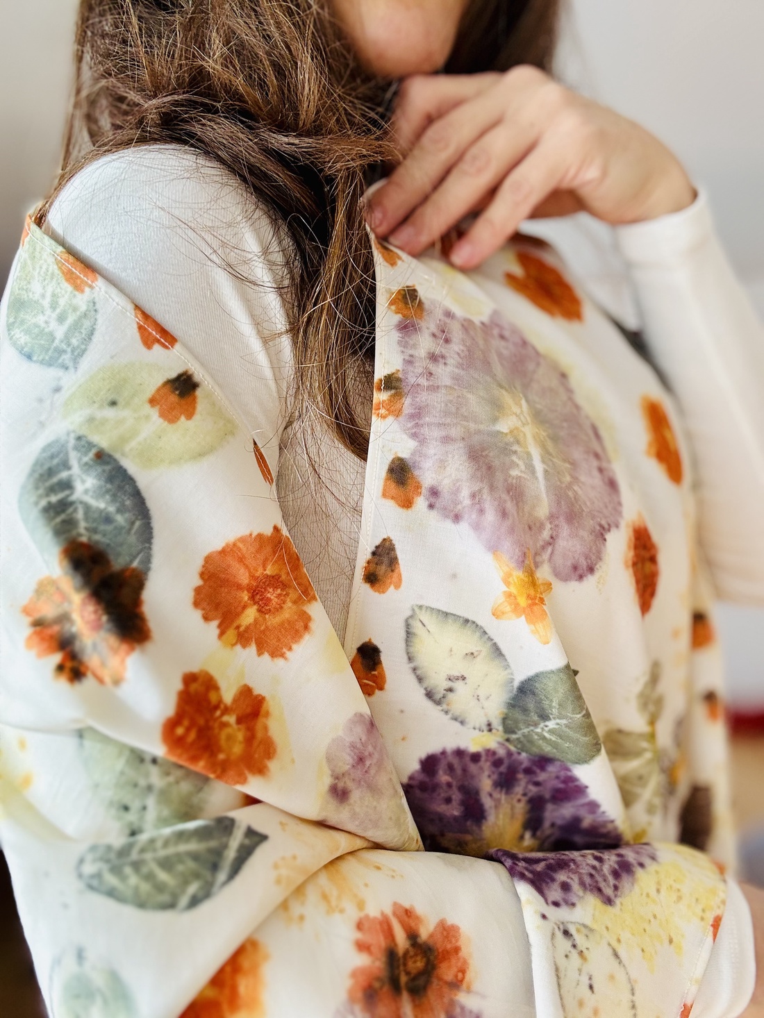 Flori Solare  Șal din voal de lână cu imprimeu vegetal (cosmos, nalbă, coreopsis) - îmbrăcăminte și modă - eșarfe, pălării, fularuri - eșarfe - Artynos.ro