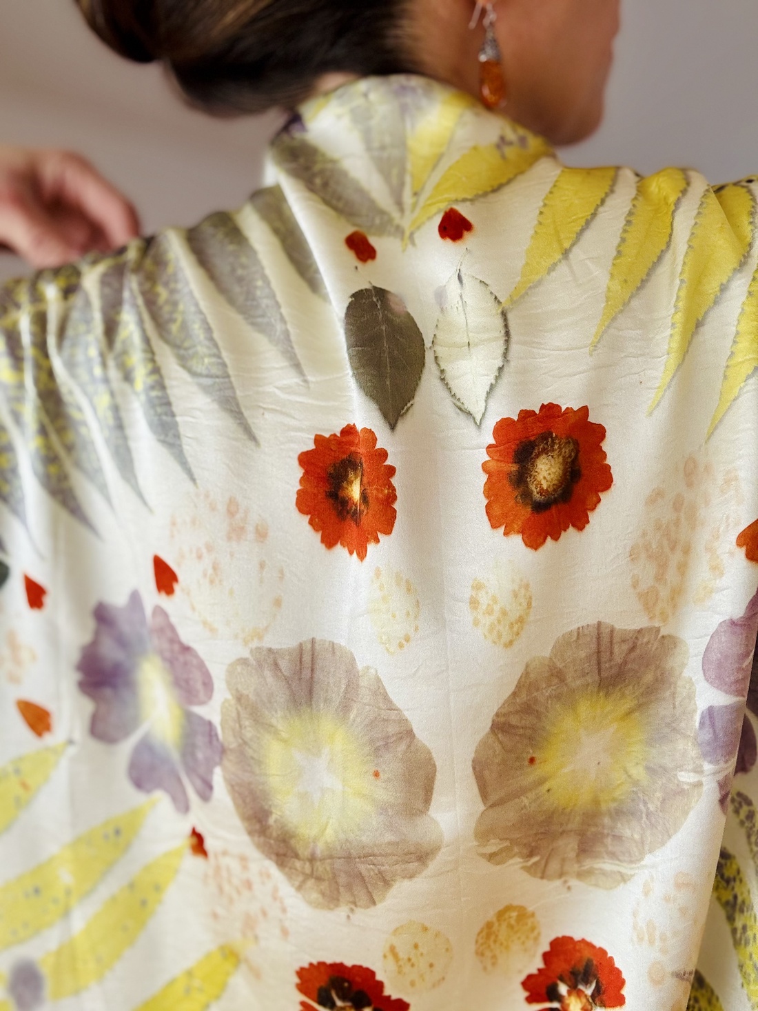 Armonia florilor  Eșarfă din mătase cu imprimeu vegetal (coreopsis, nalbă, sumac) - îmbrăcăminte și modă - eșarfe, pălării, fularuri - eșarfe - Artynos.ro