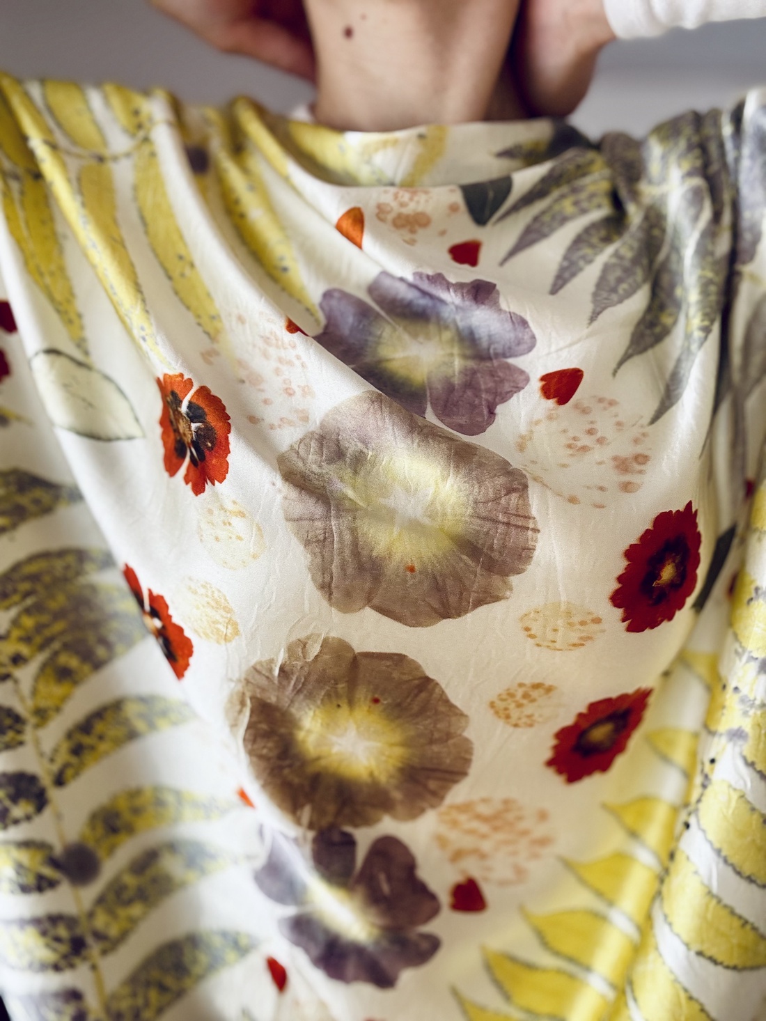 Armonia florilor  Eșarfă din mătase cu imprimeu vegetal (coreopsis, nalbă, sumac) - îmbrăcăminte și modă - eșarfe, pălării, fularuri - eșarfe - Artynos.ro