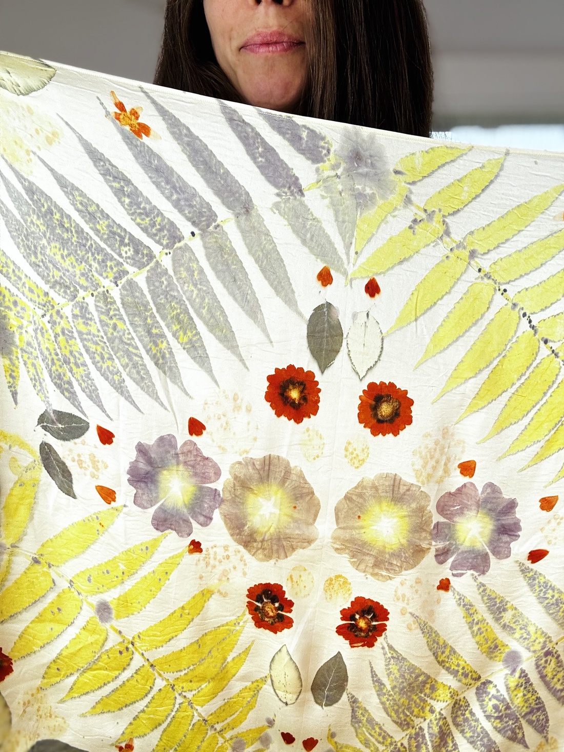 Armonia florilor  Eșarfă din mătase cu imprimeu vegetal (coreopsis, nalbă, sumac) - îmbrăcăminte și modă - eșarfe, pălării, fularuri - eșarfe - Artynos.ro