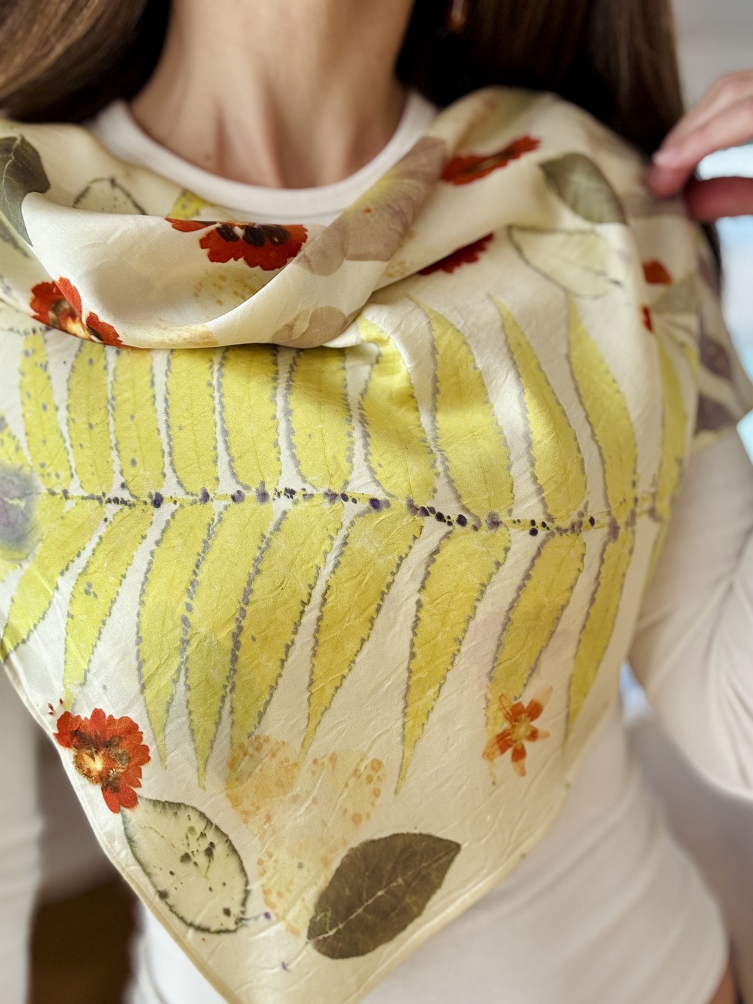 Armonia florilor  Eșarfă din mătase cu imprimeu vegetal (coreopsis, nalbă, sumac) - îmbrăcăminte și modă - eșarfe, pălării, fularuri - eșarfe - Artynos.ro