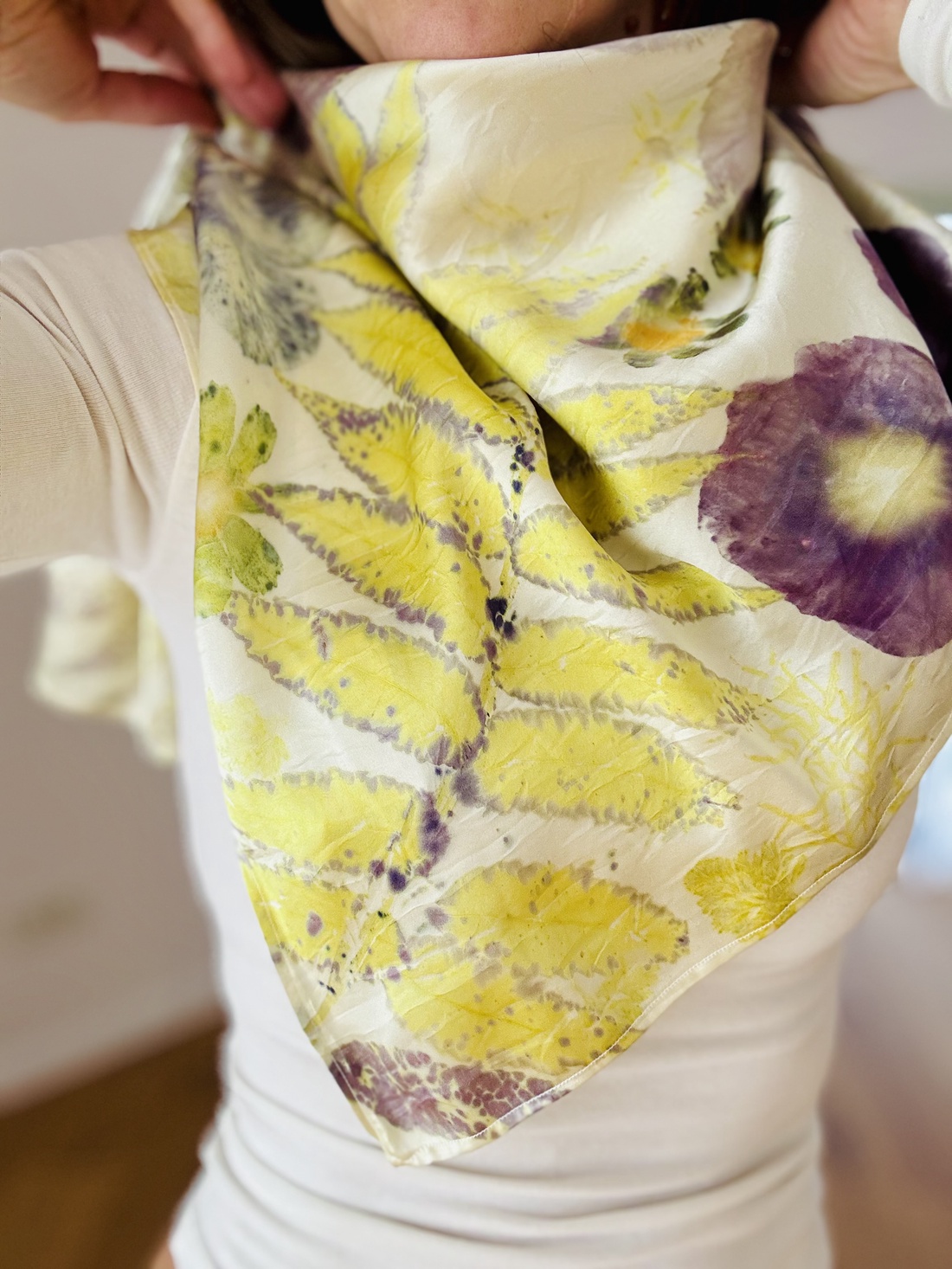 Strălucire botanică  Eșarfă din mătase cu imprimeu vegetal (cosmos, nalbă, hibiscus, sumac) - îmbrăcăminte și modă - eșarfe, pălării, fularuri - eșarfe - Artynos.ro