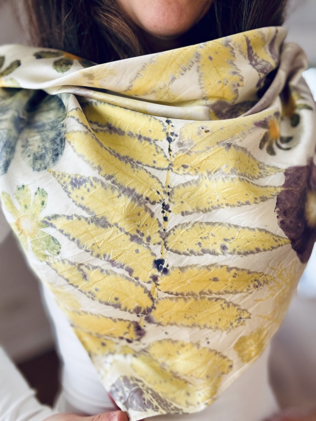 Strălucire botanică  Eșarfă din mătase cu imprimeu vegetal (cosmos, nalbă, hibiscus, sumac) - îmbrăcăminte și modă - eșarfe, pălării, fularuri - eșarfe - Artynos.ro