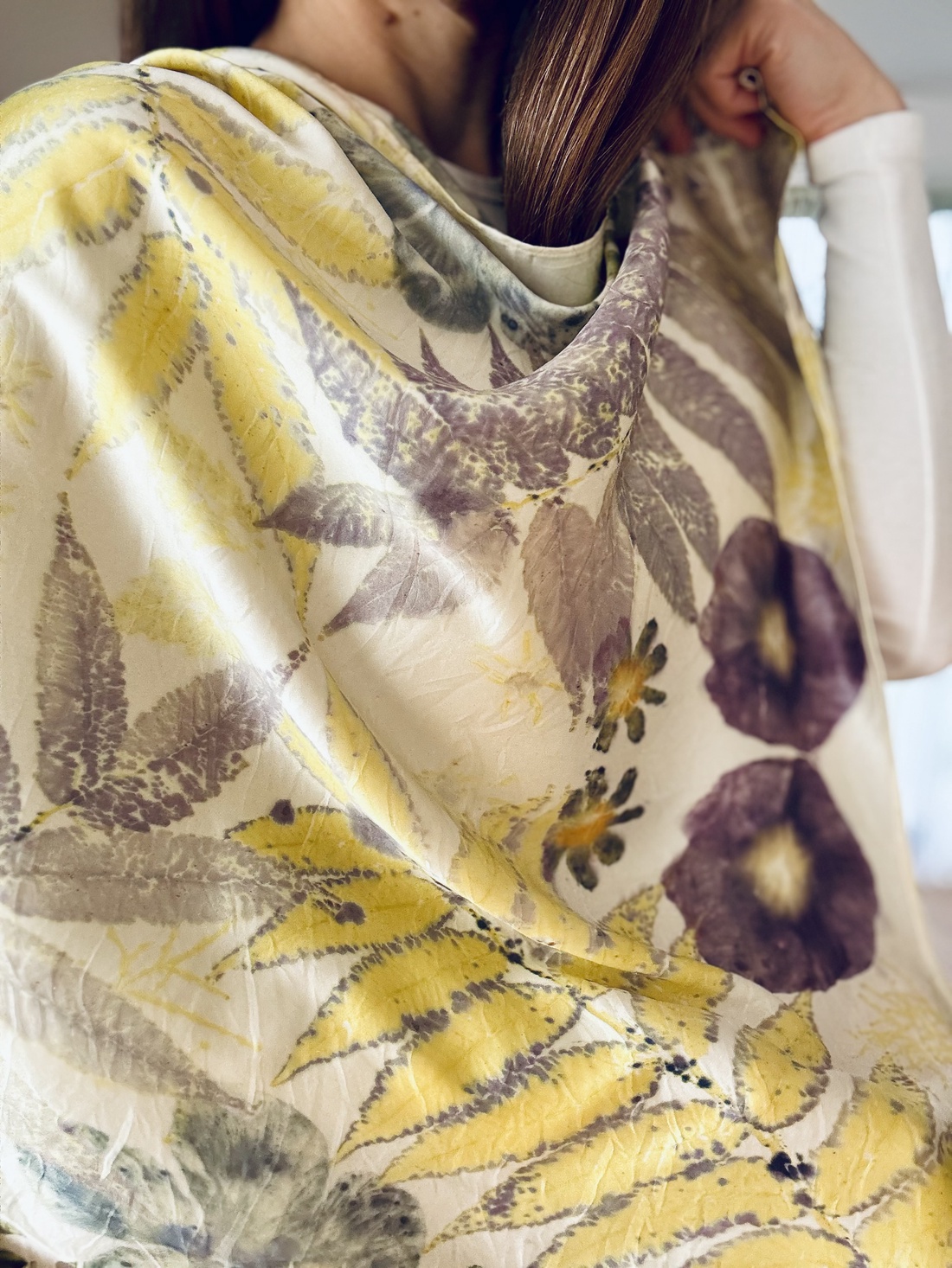 Strălucire botanică  Eșarfă din mătase cu imprimeu vegetal (cosmos, nalbă, hibiscus, sumac) - îmbrăcăminte și modă - eșarfe, pălării, fularuri - eșarfe - Artynos.ro
