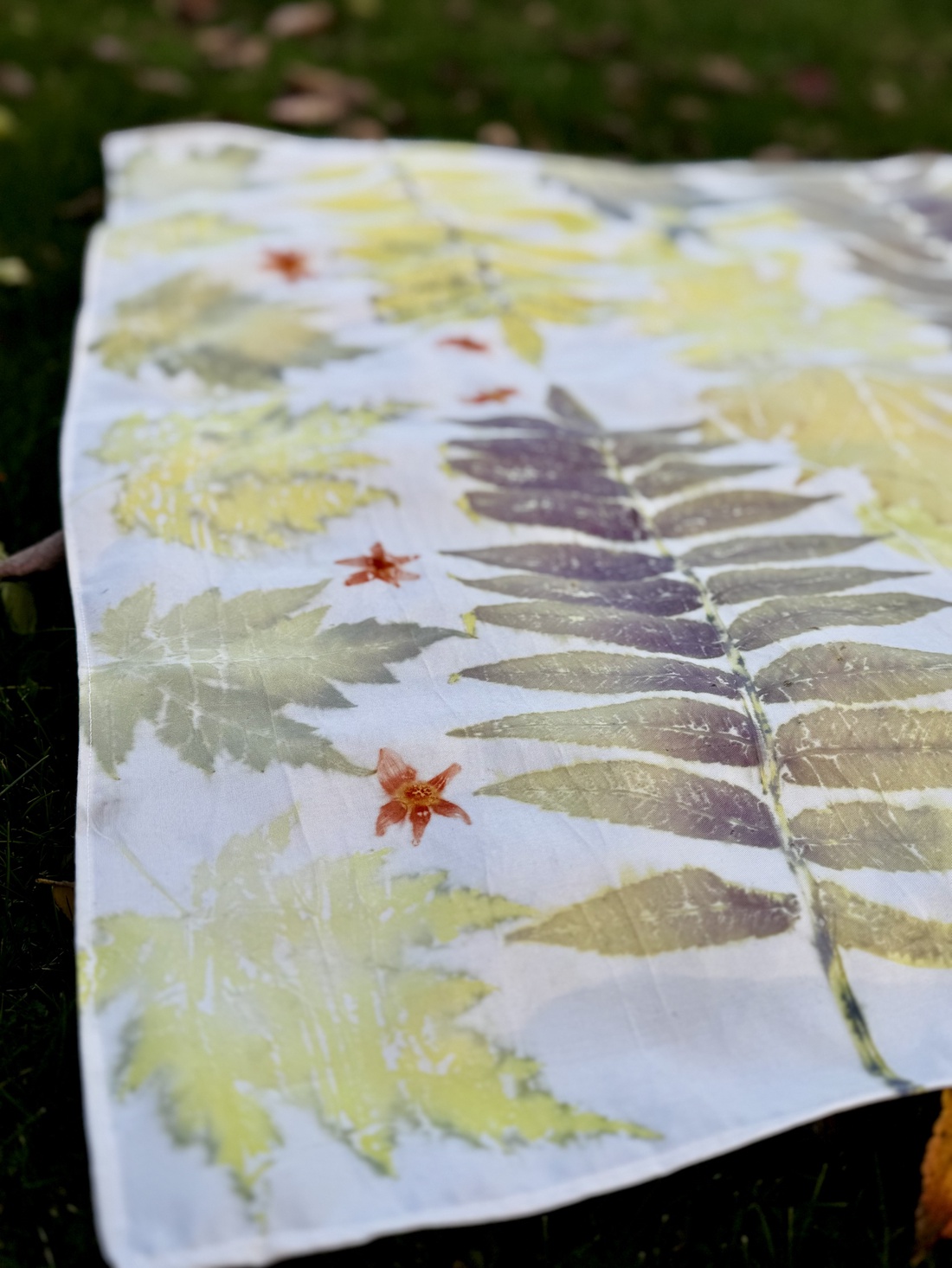 Eșarfă din mătase imprimată vegetal (cosmos, artar, sumac) - îmbrăcăminte și modă - eșarfe, pălării, fularuri - eșarfe - Artynos.ro