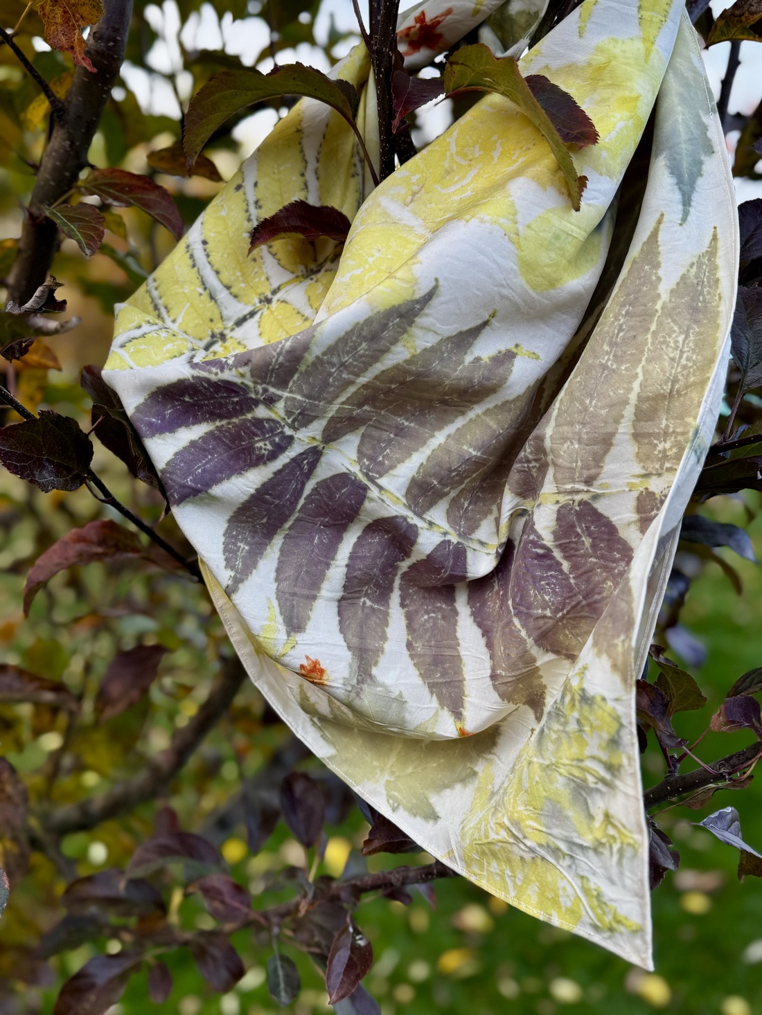 Eșarfă din mătase imprimată vegetal (cosmos, artar, sumac) - îmbrăcăminte și modă - eșarfe, pălării, fularuri - eșarfe - Artynos.ro