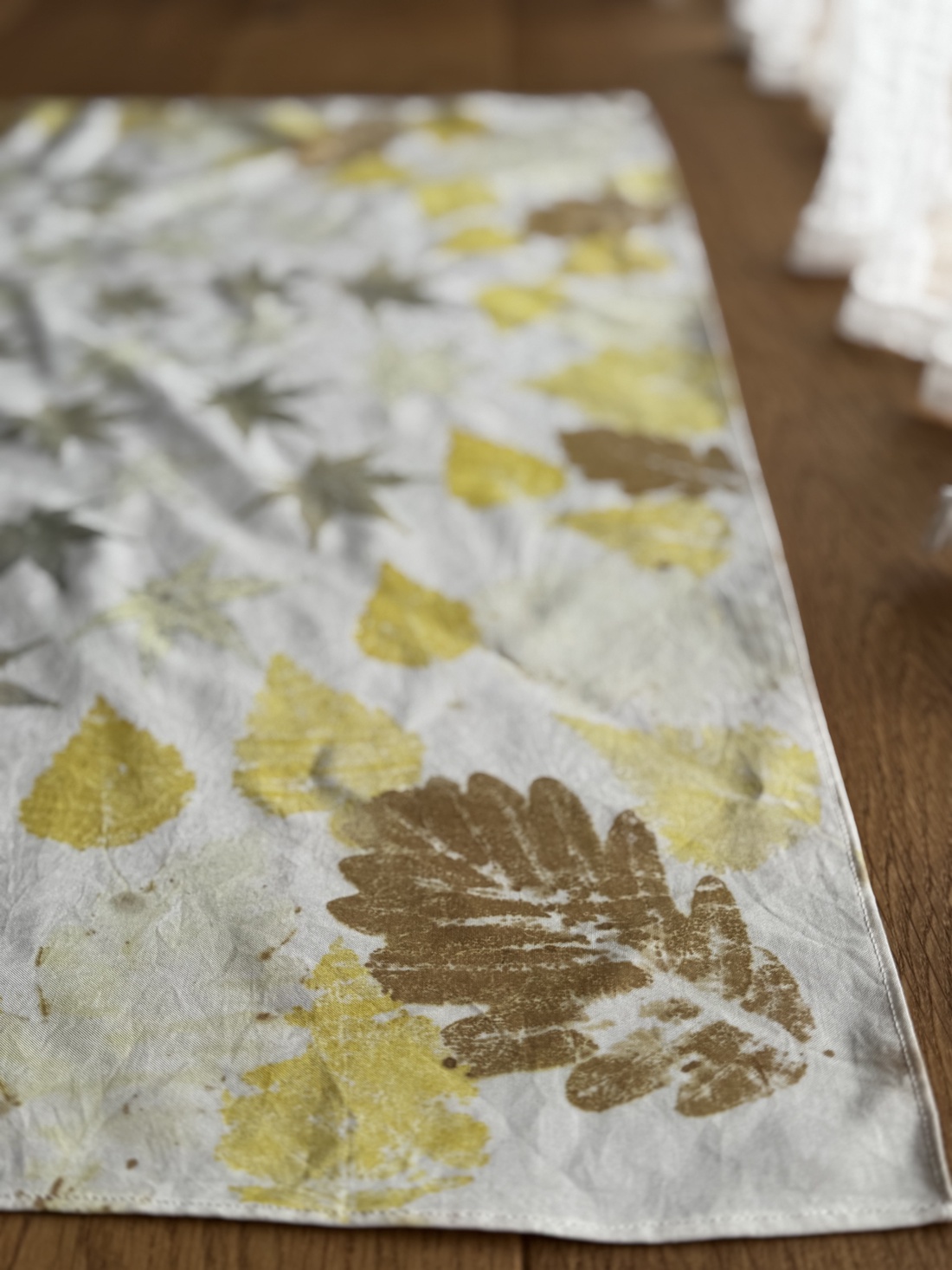 Eșarfă din mătase imprimată vegetal (coreopsis, artar japonez, mesteacăn, stejar) - îmbrăcăminte și modă - eșarfe, pălării, fularuri - eșarfe - Artynos.ro