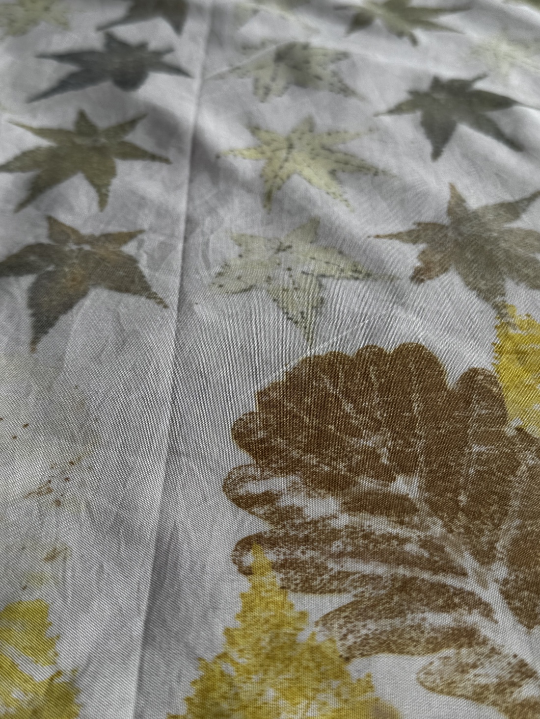 Eșarfă din mătase imprimată vegetal (coreopsis, artar japonez, mesteacăn, stejar) - îmbrăcăminte și modă - eșarfe, pălării, fularuri - eșarfe - Artynos.ro