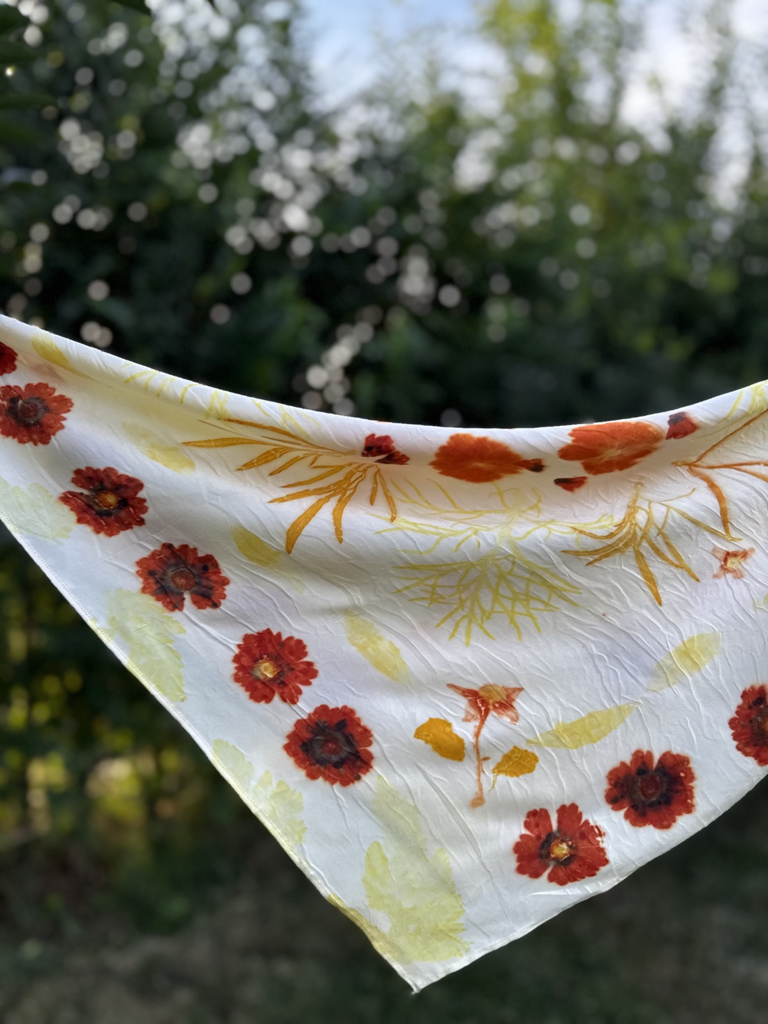 Eșarfă din mătase imprimată vegetal (cosmos, coreopsis) - îmbrăcăminte și modă - eșarfe, pălării, fularuri - eșarfe - Artynos.ro