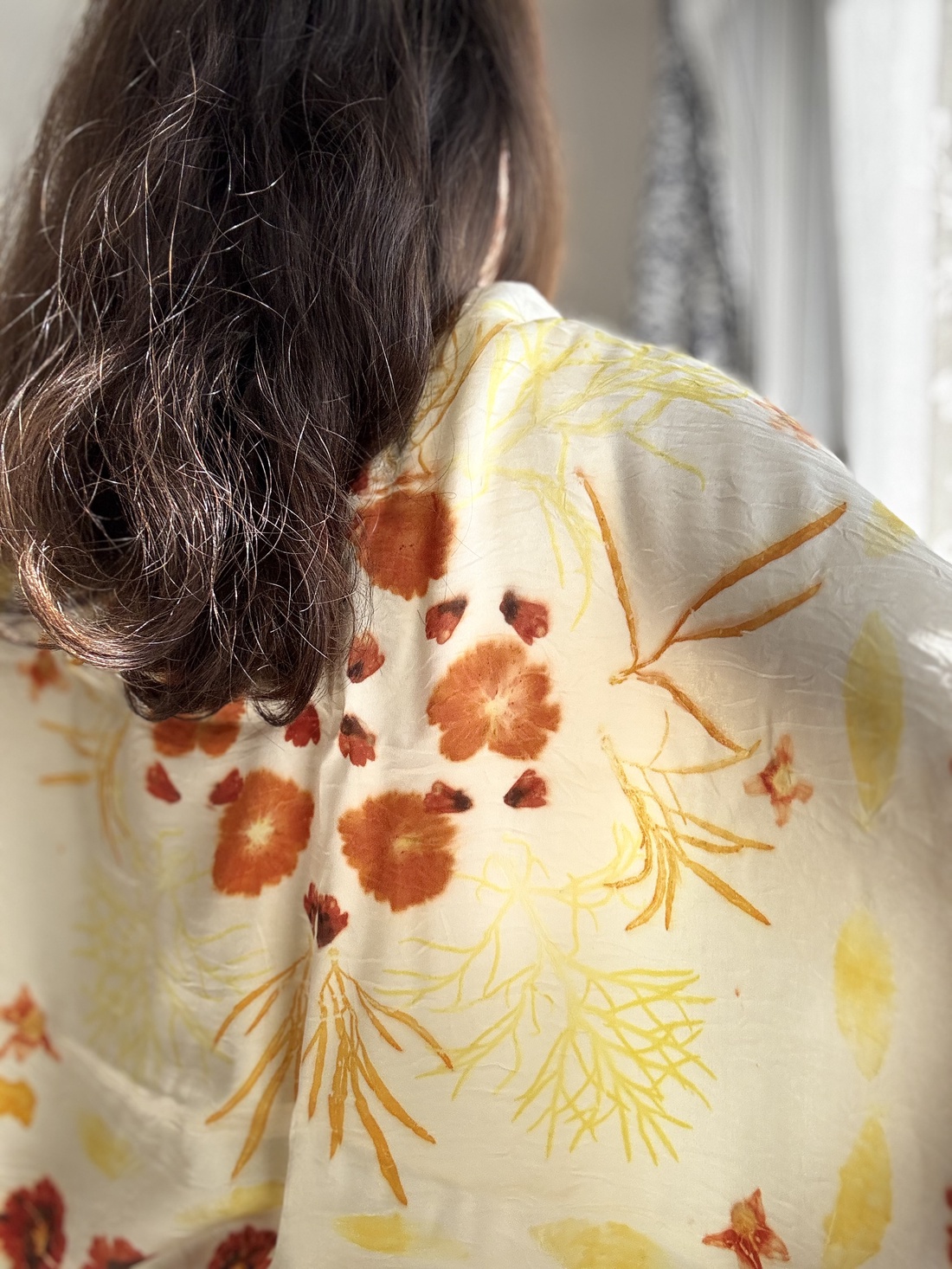 Eșarfă din mătase imprimată vegetal (cosmos, coreopsis) - îmbrăcăminte și modă - eșarfe, pălării, fularuri - eșarfe - Artynos.ro