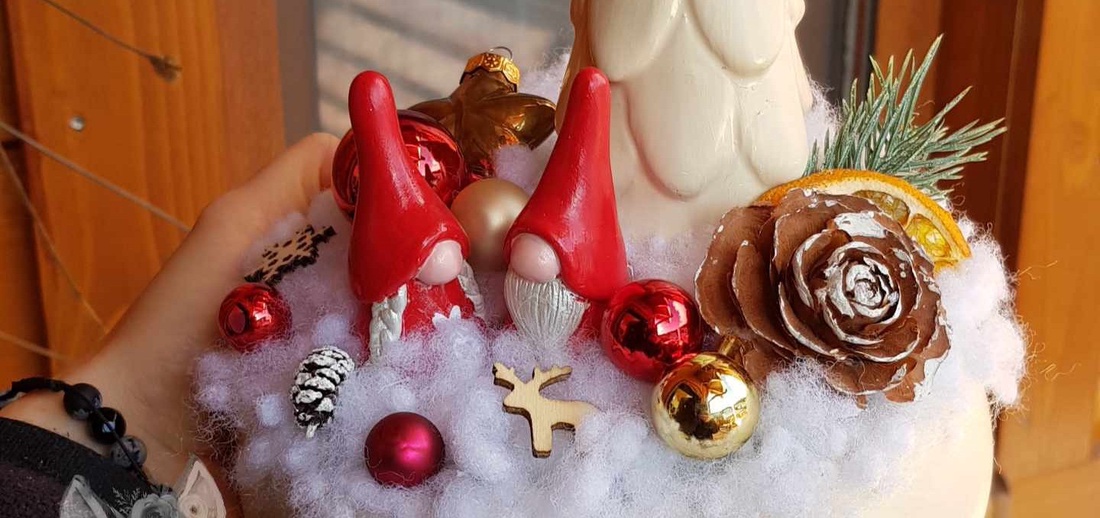 Decorațiune de iarnă cu doi gnomi roșii si bradut - crăciun - cadouri de moș crăciun - decor cu moș crăciun - Artynos.ro