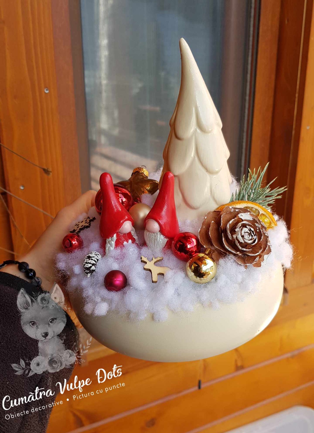 Decorațiune de iarnă cu doi gnomi roșii si bradut - crăciun - cadouri de moș crăciun - decor cu moș crăciun - Artynos.ro