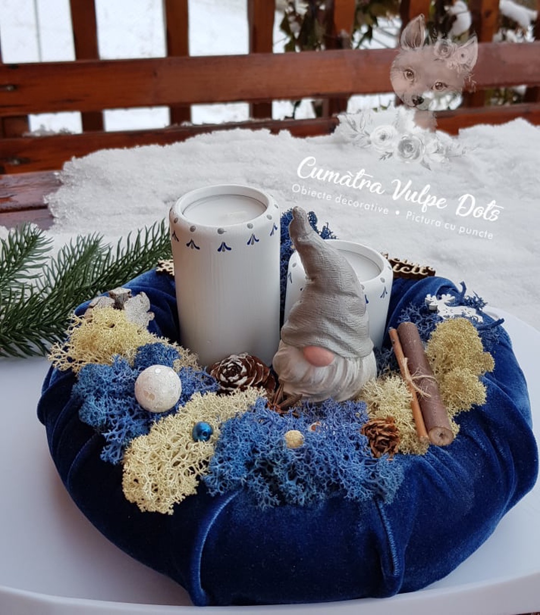 Decorațiune de iarnă cu licheni -  cu un gnom și lumânări - albastru - crăciun - cadouri de moș crăciun - decor cu moș crăciun - Artynos.ro