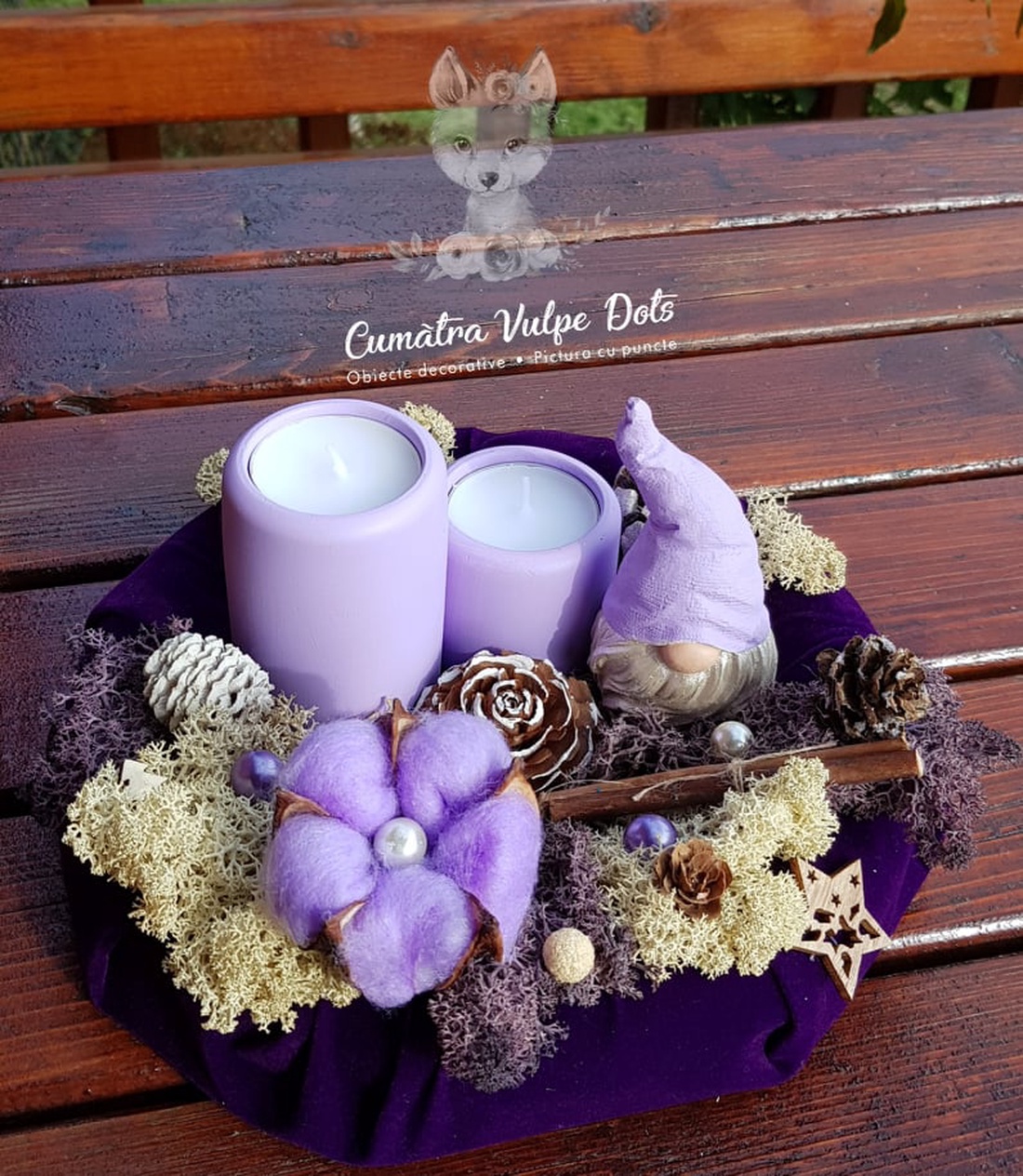Decorațiune de iarnă cu licheni -  cu un gnom și lumânări - violet - crăciun - cadouri de moș crăciun - decor cu moș crăciun - Artynos.ro