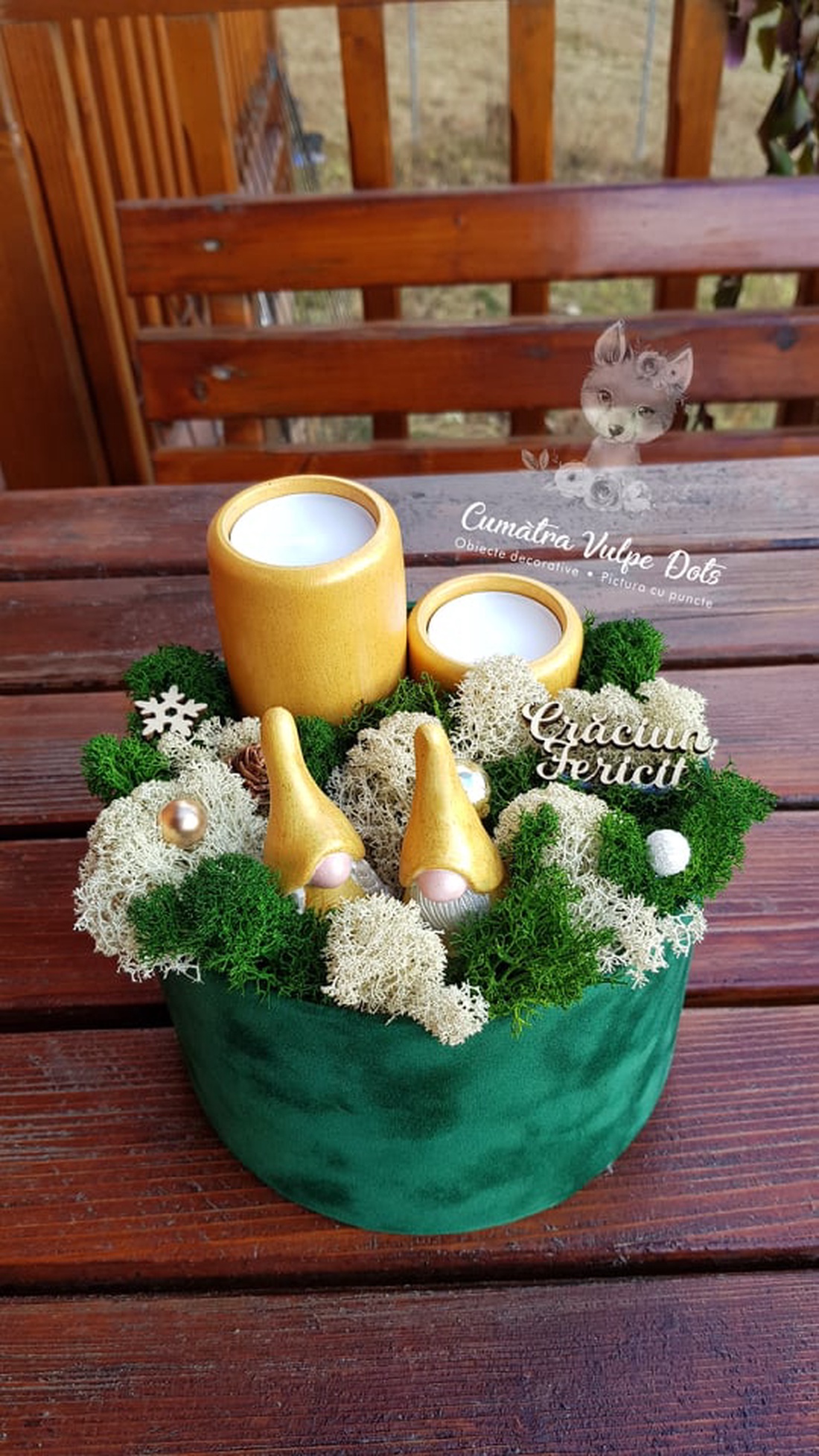 Decorațiune de iarnă cu licheni -  cu doi gnomi și brăduț în cutie medie de catifea - crăciun - cadouri de moș crăciun - decor cu moș crăciun - Artynos.ro