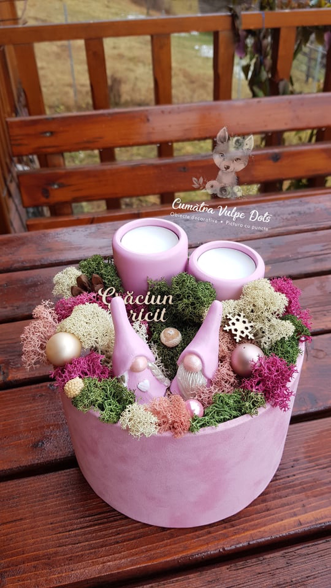 Decorațiune de iarnă cu licheni -  cu doi gnomi și brăduț în cutie medie de catifea - crăciun - cadouri de moș crăciun - decor cu moș crăciun - Artynos.ro