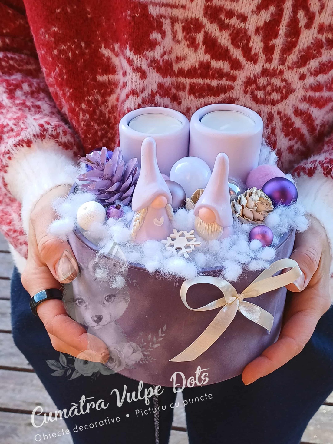 Decorațiune de iarnă -  cu doi gnomi și brăduț în cutie medie de catifea mov - crăciun - cadouri de moș crăciun - decor cu moș crăciun - Artynos.ro