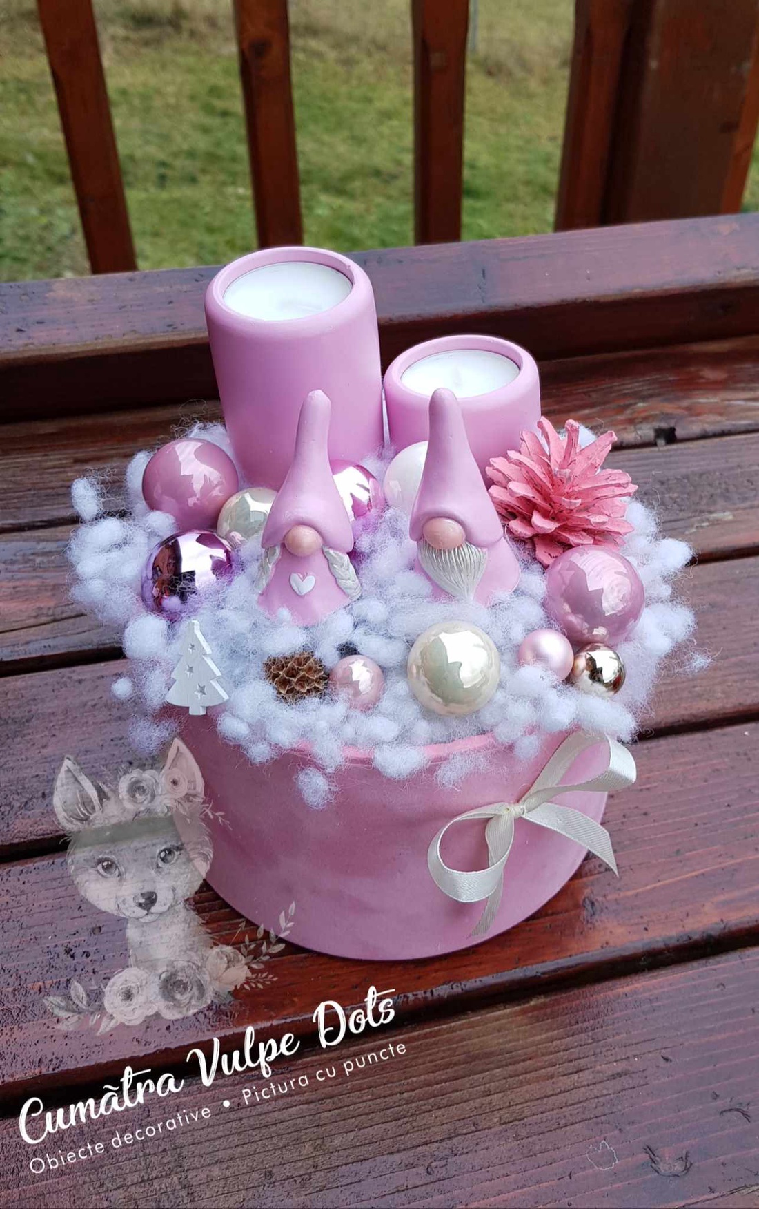 Decorațiune de iarnă -  cu doi gnomi și brăduț în cutie medie de catifea roz - crăciun - cadouri de moș crăciun - decor cu moș crăciun - Artynos.ro