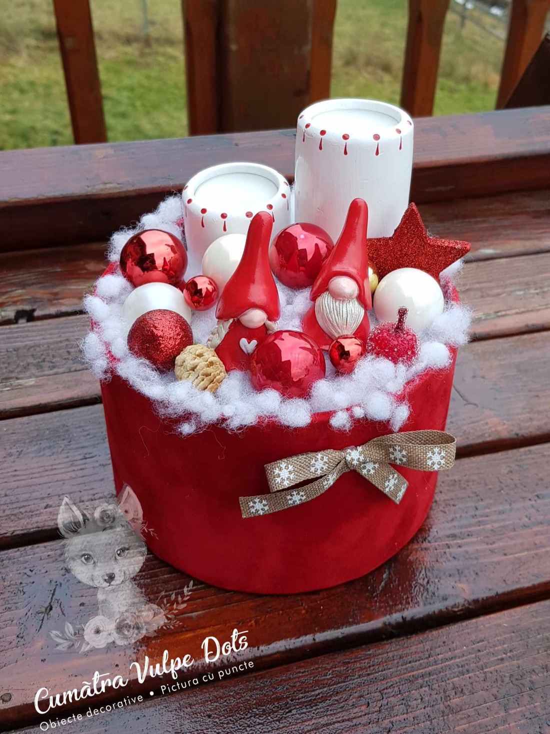 Decorațiune de iarnă -  cu doi gnomi și brăduț în cutie medie de catifea rosie - crăciun - cadouri de moș crăciun - decor cu moș crăciun - Artynos.ro