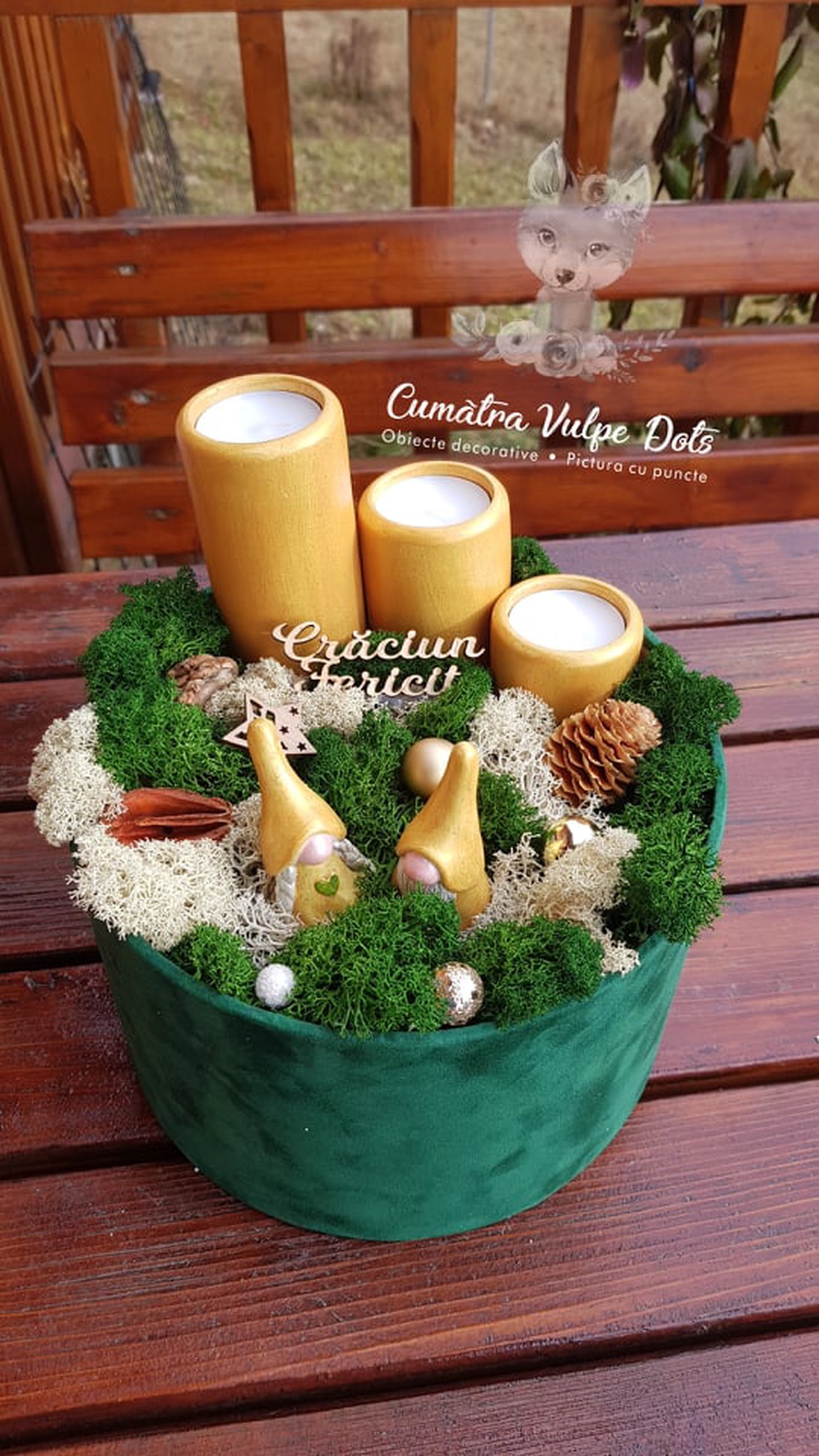 Decorațiune de iarnă cu licheni -  cu doi gnomi și brăduț în cutie mare de catifea verde - crăciun - cadouri de moș crăciun - decor cu moș crăciun - Artynos.ro
