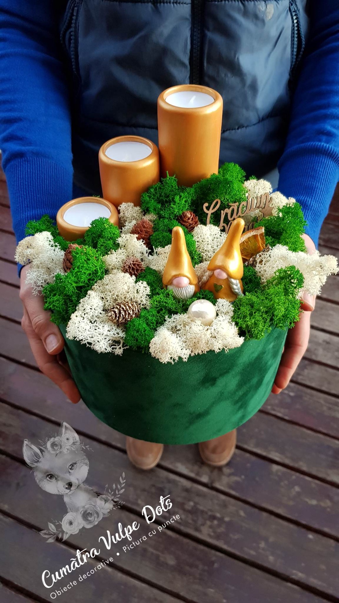 Decorațiune de iarnă cu licheni -  cu doi gnomi și brăduț în cutie mare de catifea verde - crăciun - cadouri de moș crăciun - decor cu moș crăciun - Artynos.ro