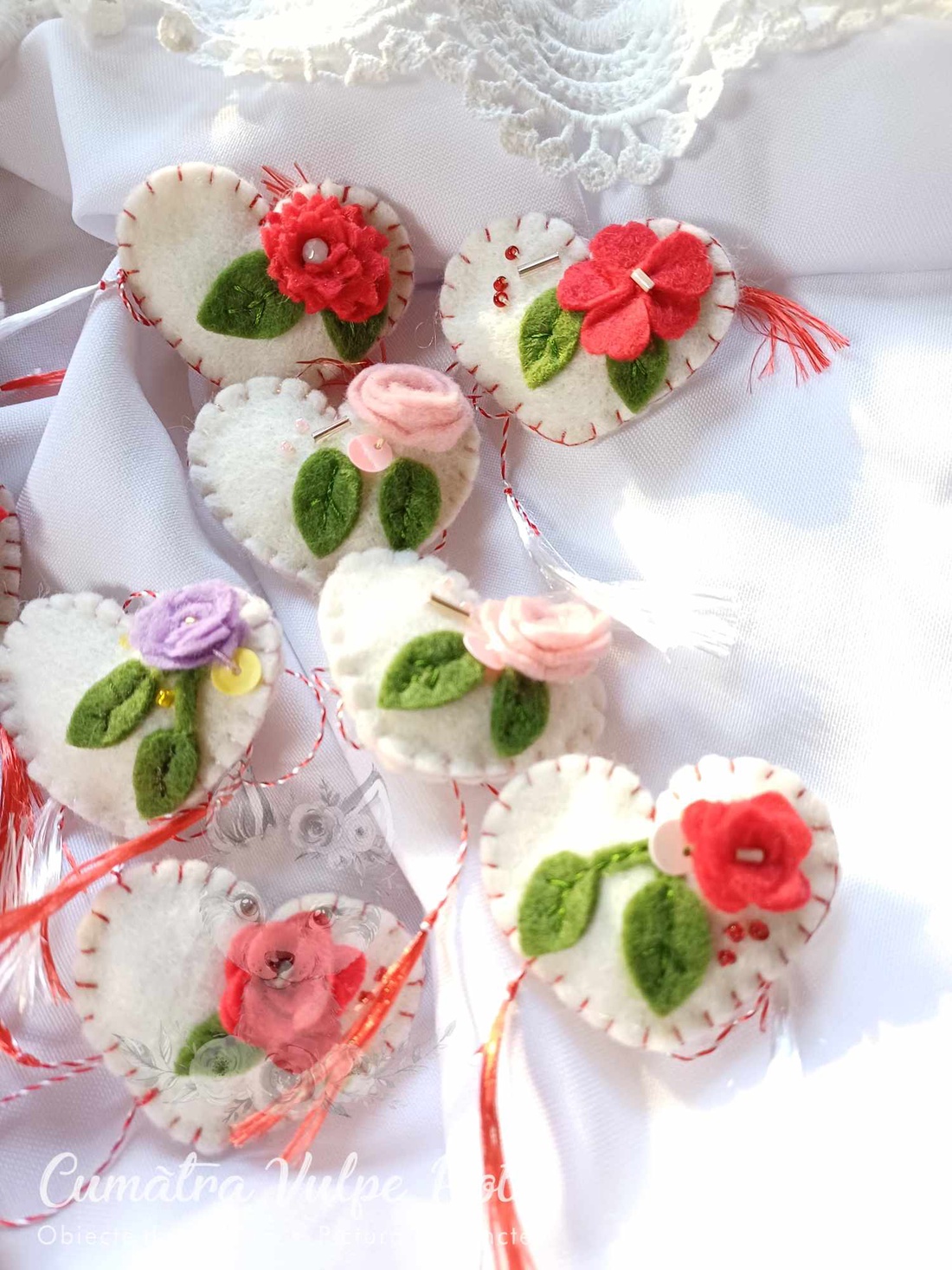 Mărțișor lucrat manual din fetru, tip broșă, inimioară cu floare roșie - bijuterii - mărțișor - Artynos.ro