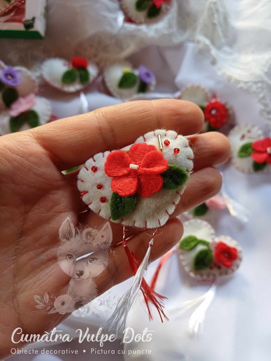 Mărțișor lucrat manual din fetru, tip broșă, inimioară cu floare roșie - bijuterii - mărțișor - Artynos.ro