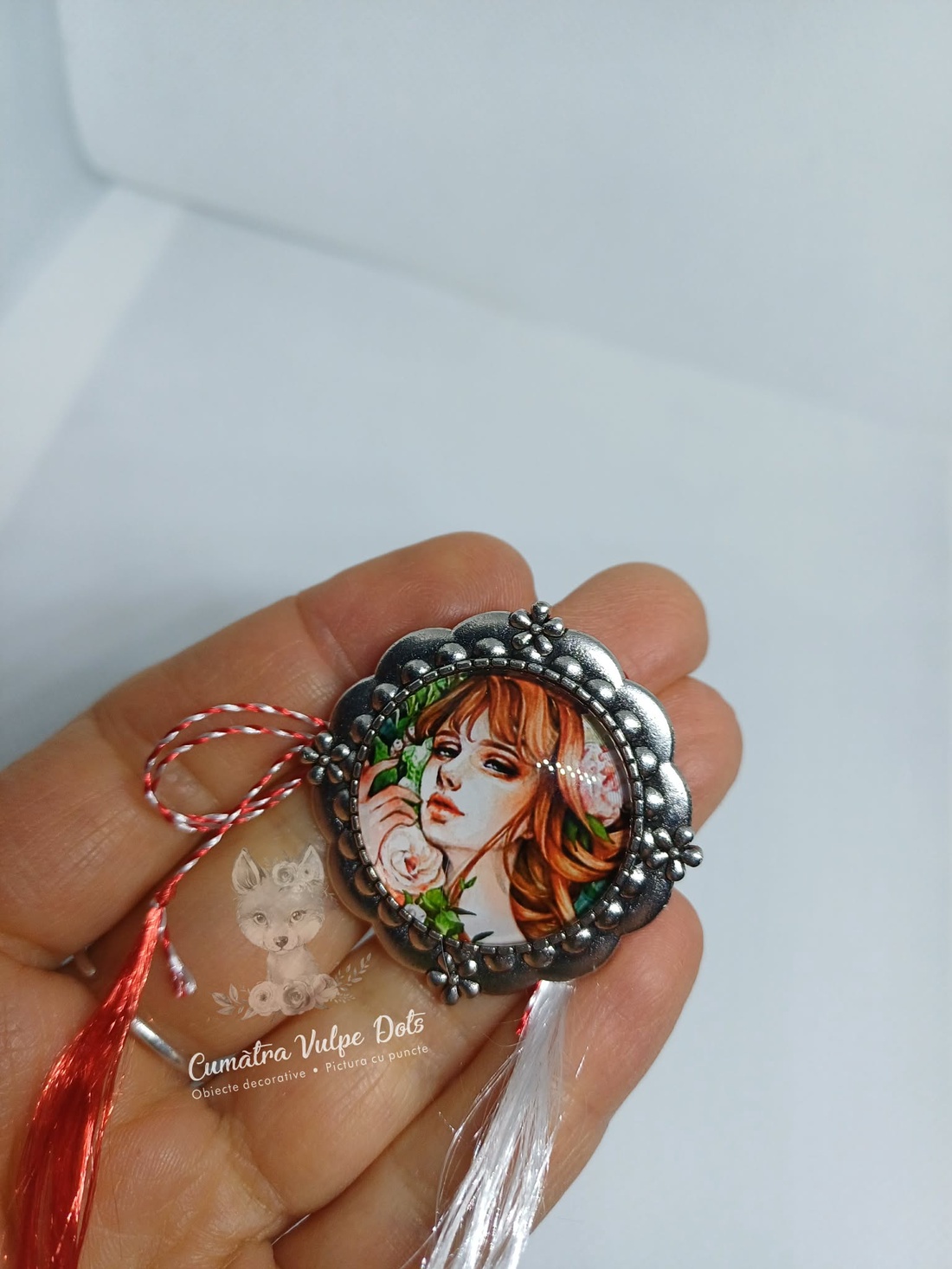 Mărțișor rotund, tip broșă - bijuterii - mărțișor - Artynos.ro