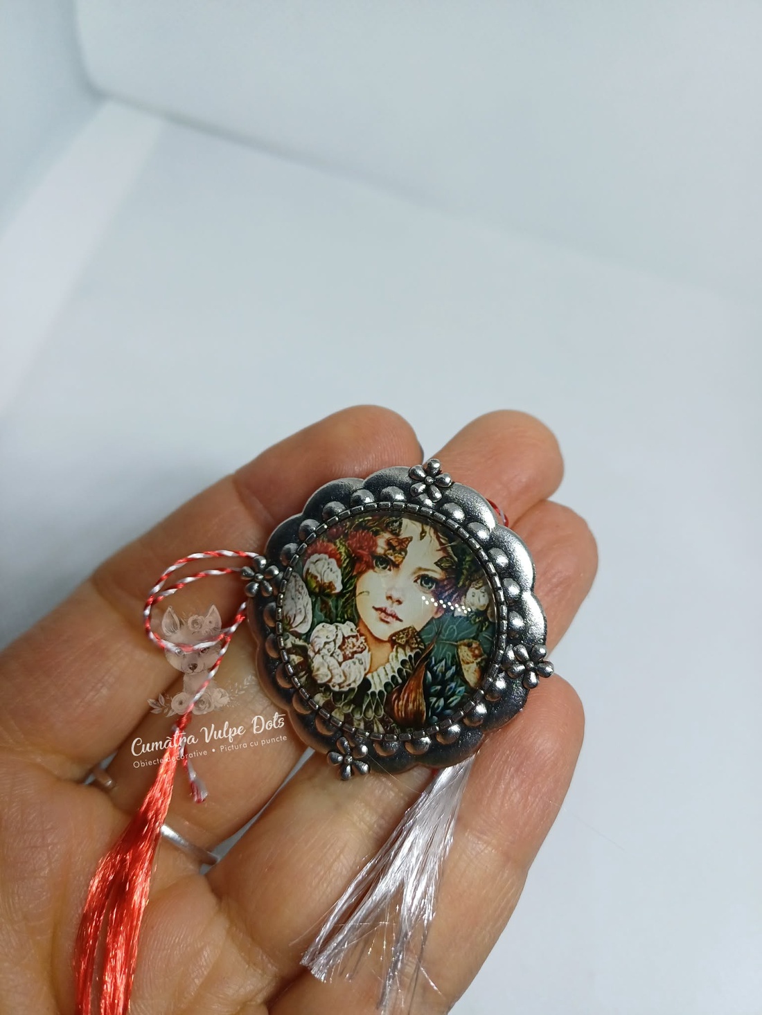 Mărțișor rotund, tip broșă - bijuterii - mărțișor - Artynos.ro