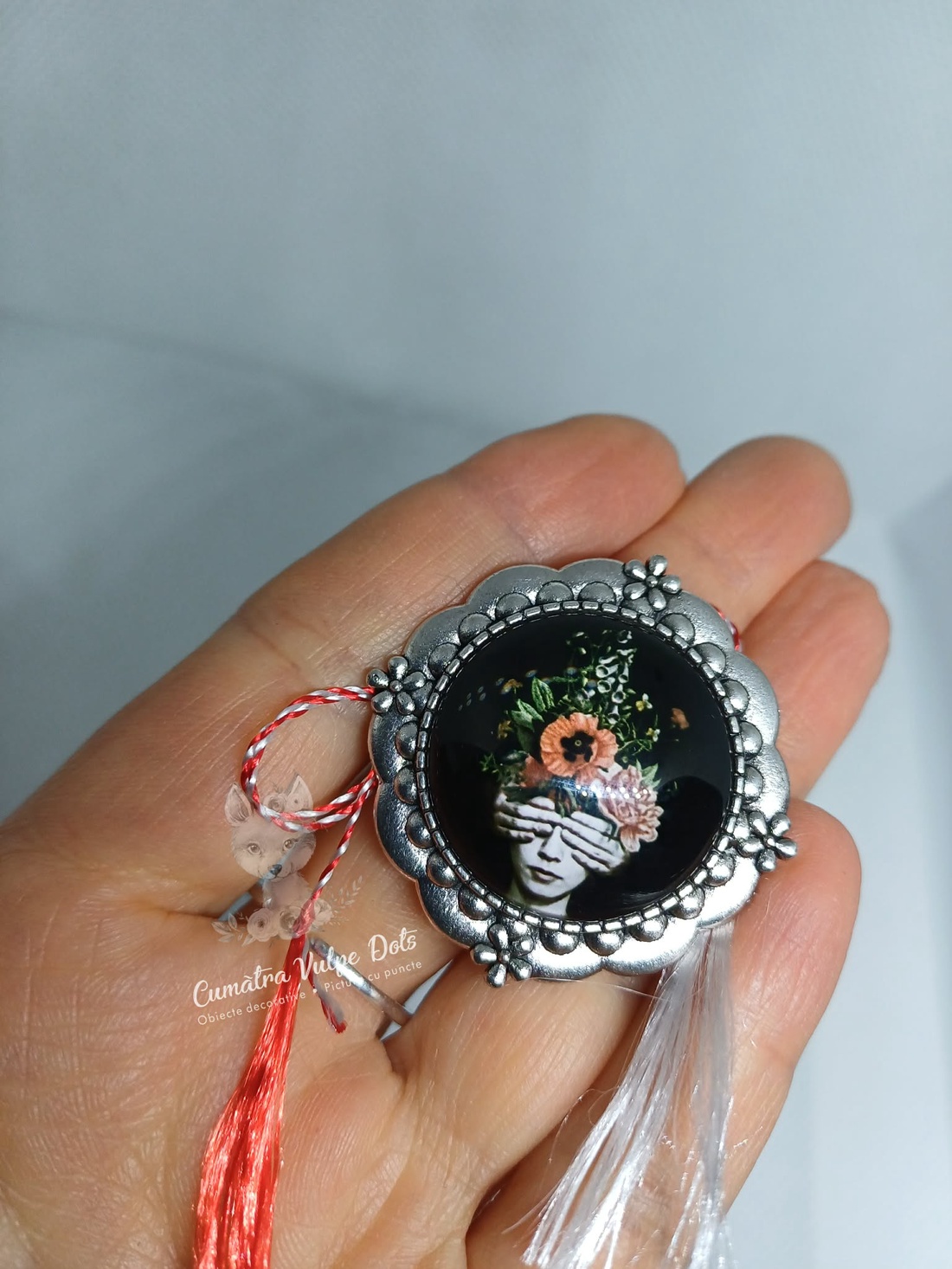 Mărțișor rotund, tip broșă - bijuterii - mărțișor - Artynos.ro