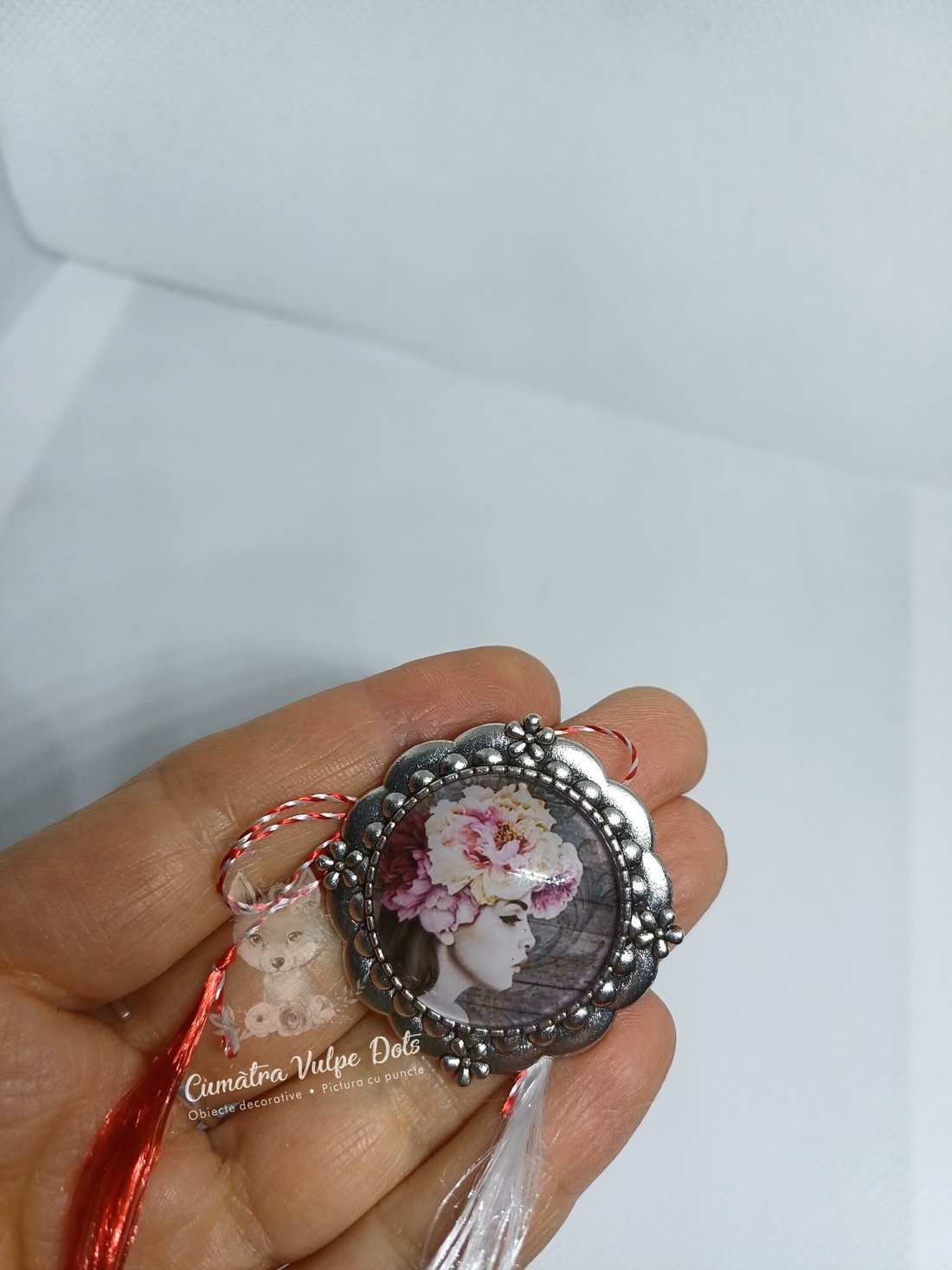 Mărțișor rotund, tip broșă - bijuterii - mărțișor - Artynos.ro