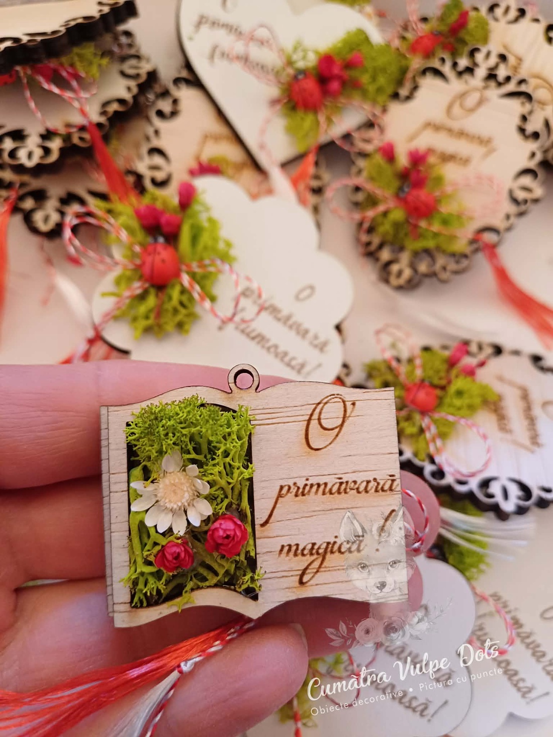 Mărțișor carte - tip broșă - cu licheni și flori criogenate - bijuterii - mărțișor - Artynos.ro