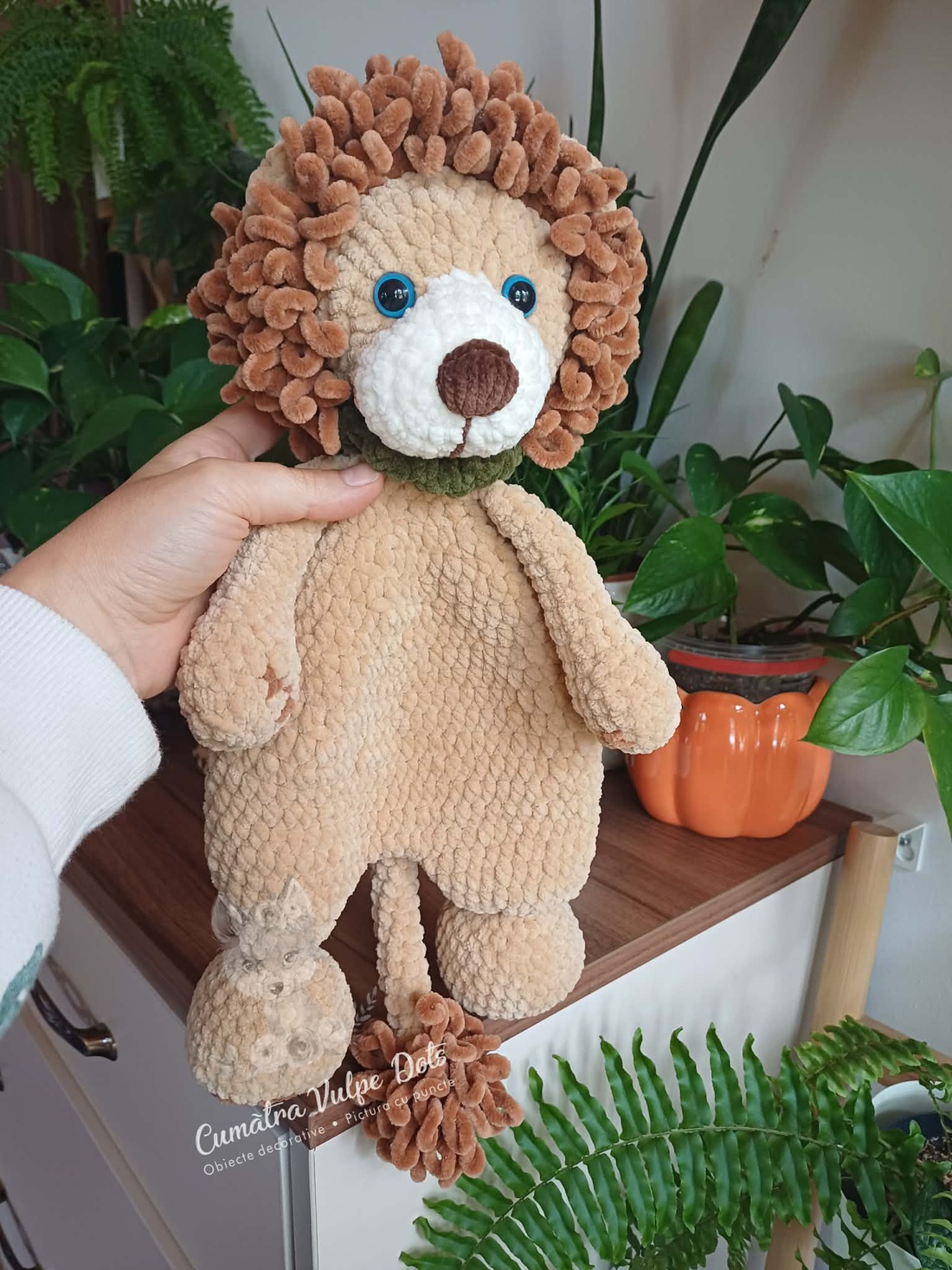 Leu crosetat manual din fir catifelat - jucării și echipamente pentru copii - plușuri - figurine de pluș - Artynos.ro