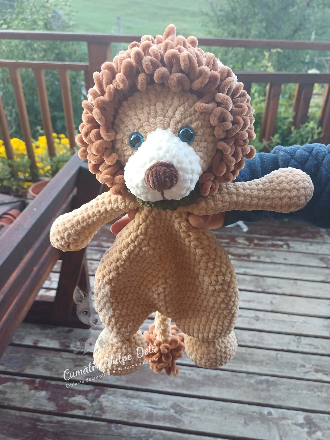 Leu crosetat manual din fir catifelat - jucării și echipamente pentru copii - plușuri - figurine de pluș - Artynos.ro