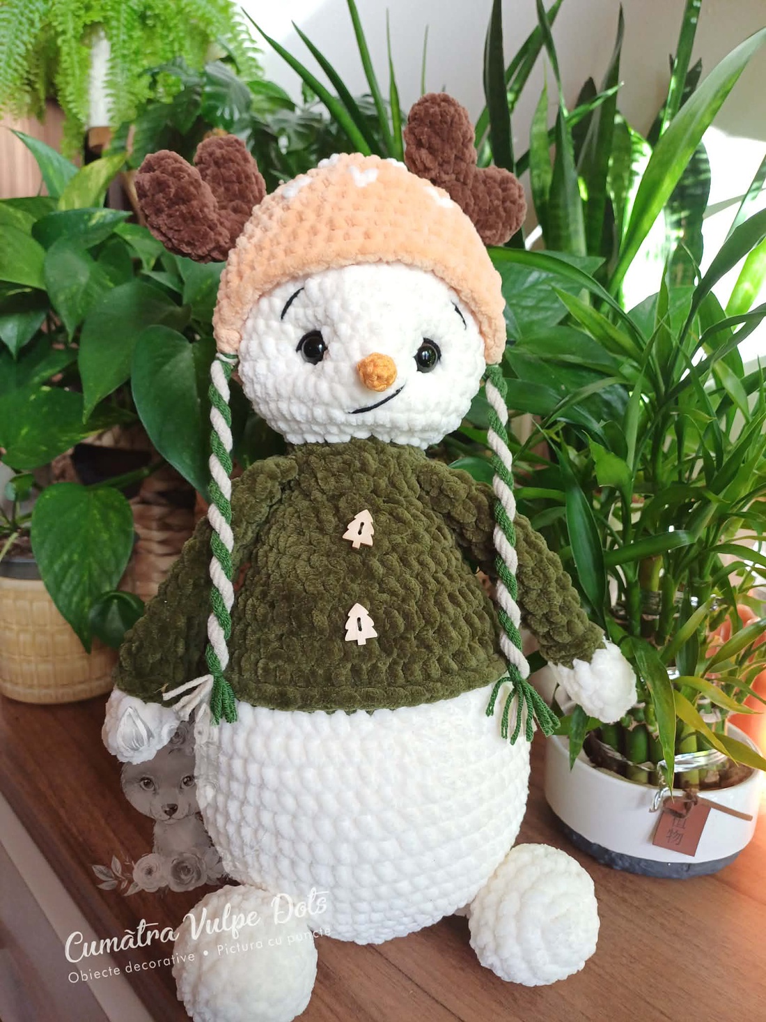 Om de zăpadă cu căciuliță de ren crosetat manual din fir catifelat - jucării și echipamente pentru copii - plușuri - figurine de pluș - Artynos.ro