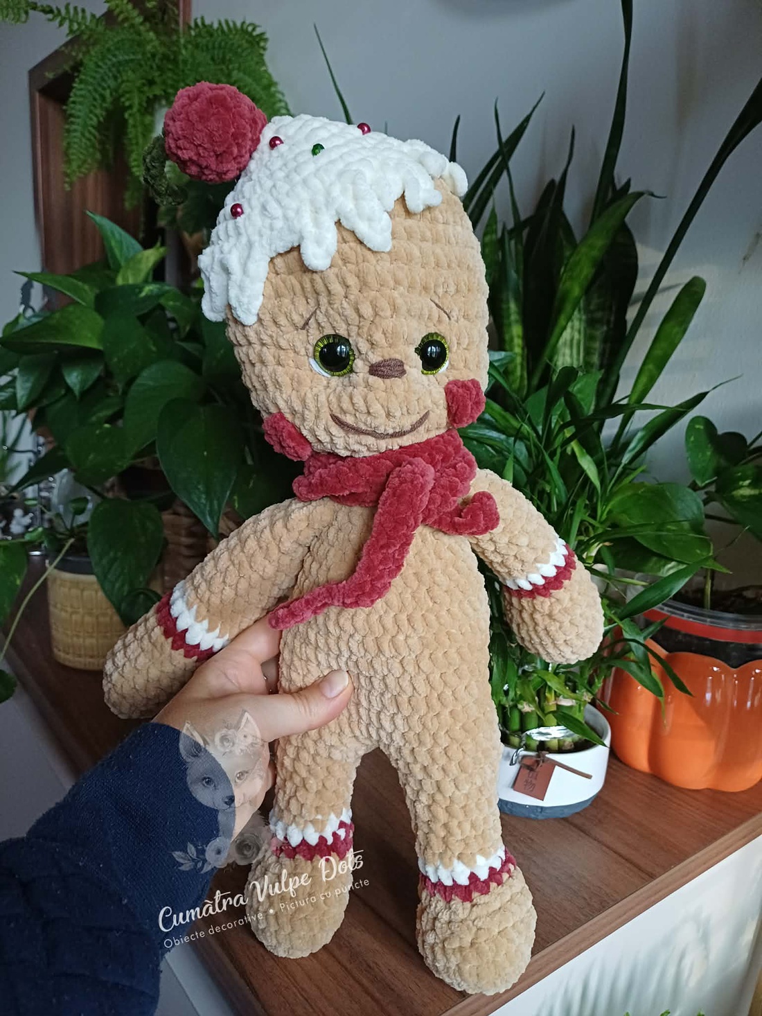 Om de turtă dulce crosetat manual din fir catifelat - Gingerbread man - jucării și echipamente pentru copii - plușuri - figurine de pluș - Artynos.ro