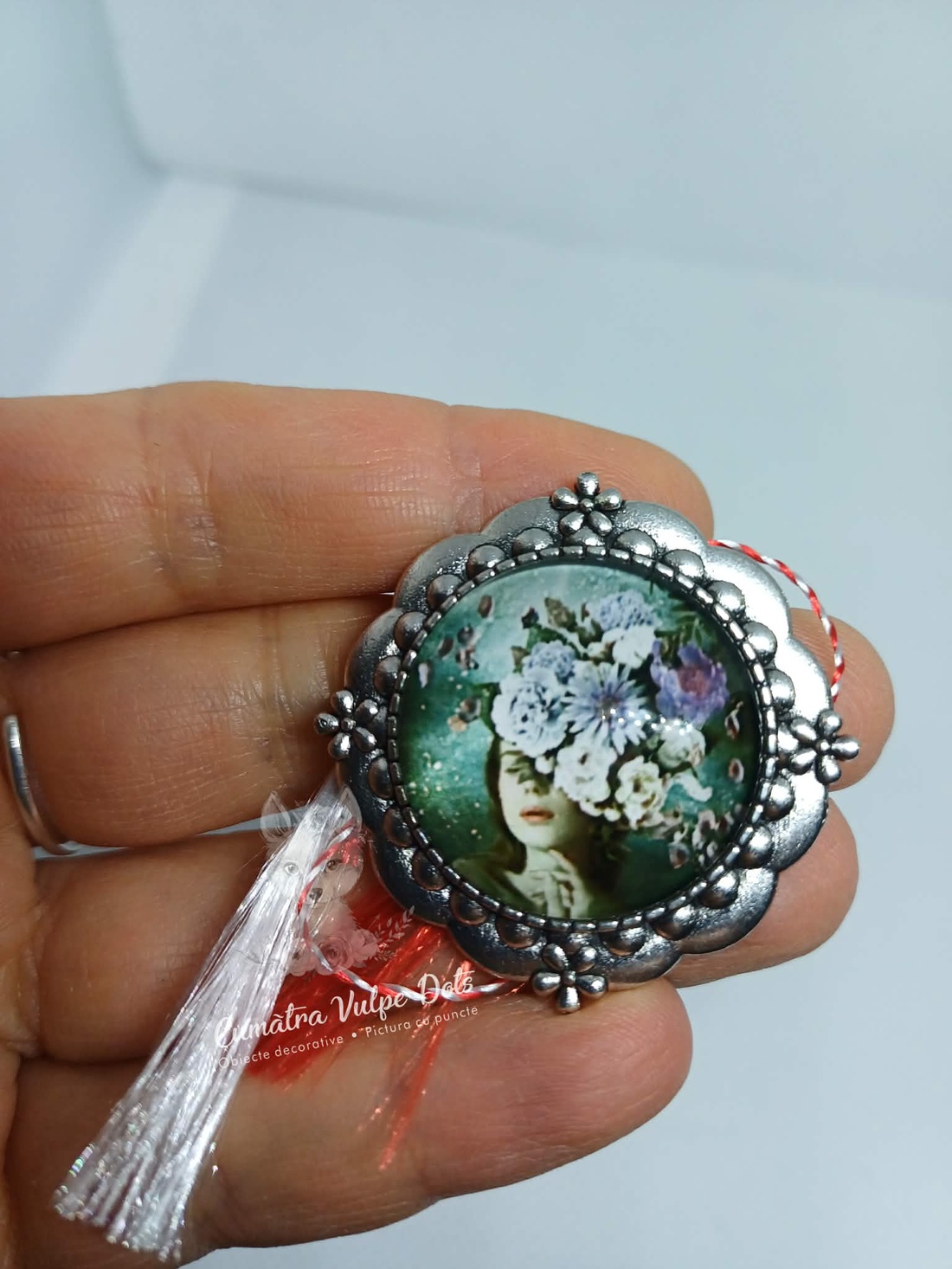 Mărțișor rotund, tip broșă - bijuterii - mărțișor - Artynos.ro