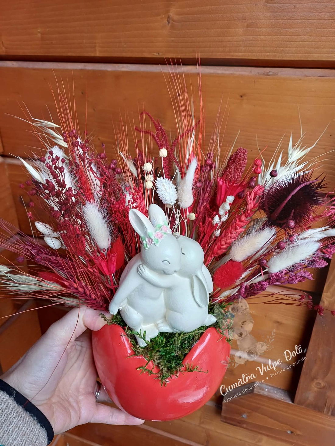 Decoratiune de Paste, in ou rosu, cu flori uscate si criogenate si cuplu de iepurasi - decor de sărbători - decorațiuni de paște - decor masă de paște - Artynos.ro