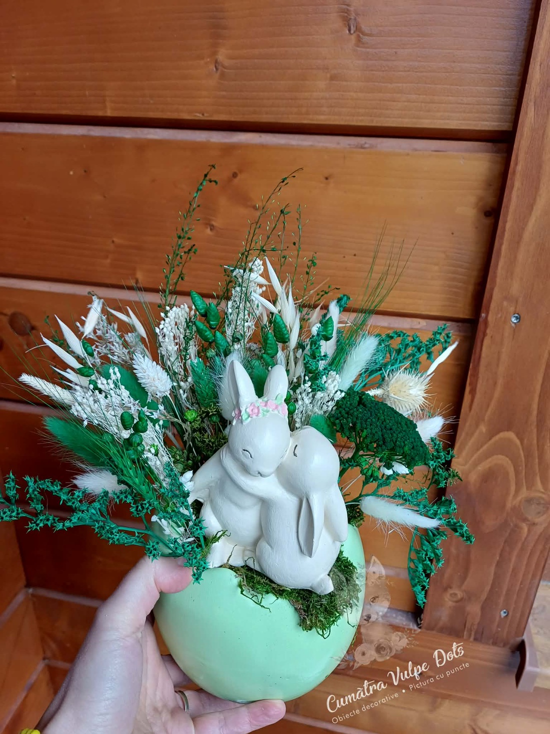 Decoratiune de Paste, in ou vernil, cu flori uscate si criogenate si cuplu de iepurasi - decor de sărbători - decorațiuni de paște - decor masă de paște - Artynos.ro