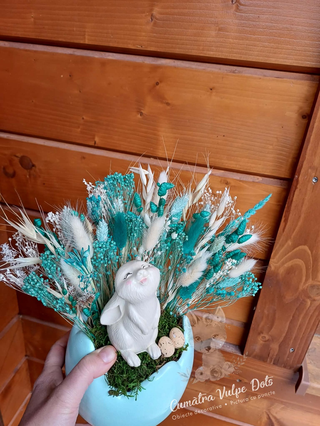 Decoratiune de Paste, in ou turcoaz, cu flori uscate si criogenate si cuplu de iepurasi - decor de sărbători - decorațiuni de paște - decor masă de paște - Artynos.ro