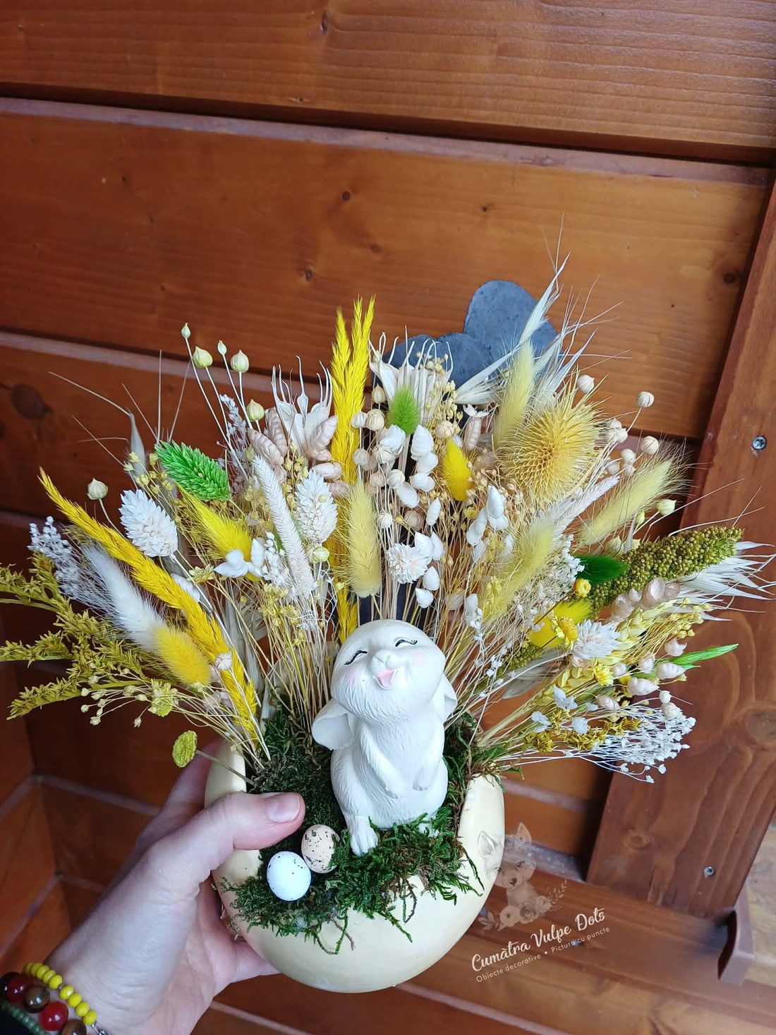 Decoratiune de Paste, in ou galben, cu flori uscate si criogenate si cu iepuras zen si flori uscate si criogenate - decor de sărbători - decorațiuni de paște - decor masă de paște - Artynos.ro