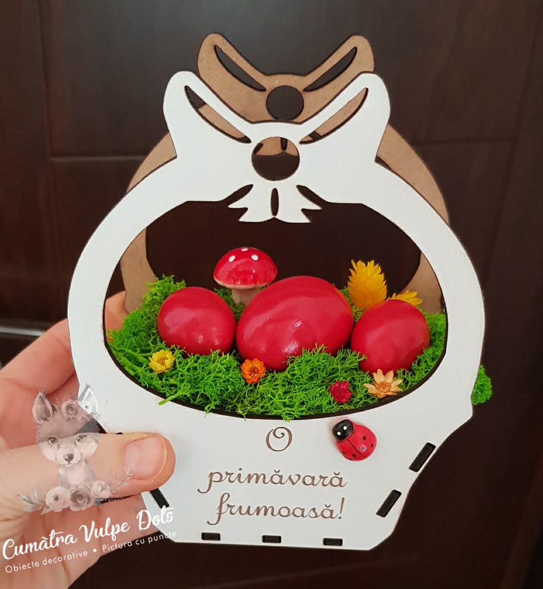 Decoratiune de Paste, cosulet cu licheni stabilizati si oua rosii - decor de sărbători - decorațiuni de paște - decor masă de paște - Artynos.ro