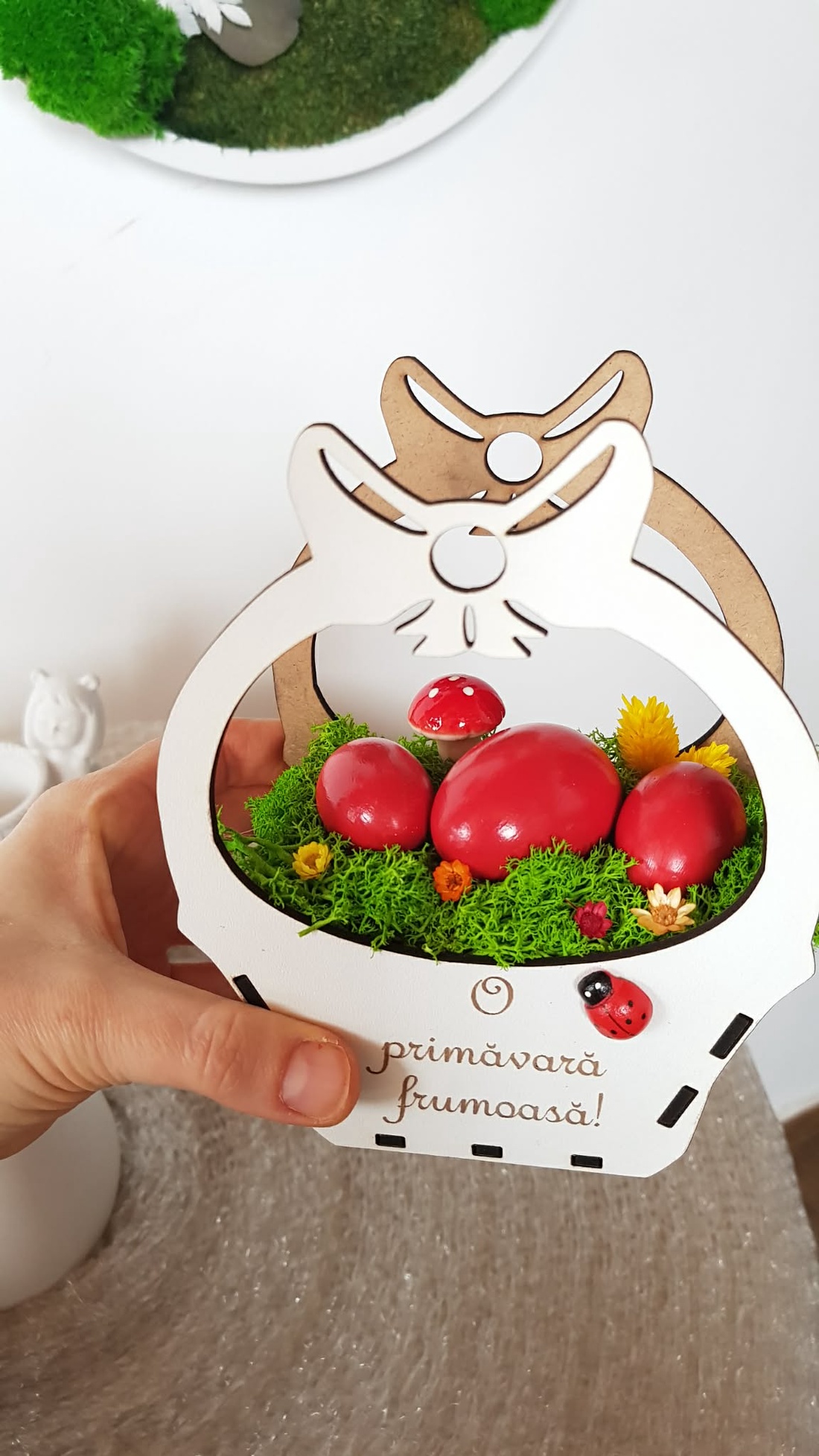 Decoratiune de Paste, cosulet cu licheni stabilizati si oua rosii - decor de sărbători - decorațiuni de paște - decor masă de paște - Artynos.ro