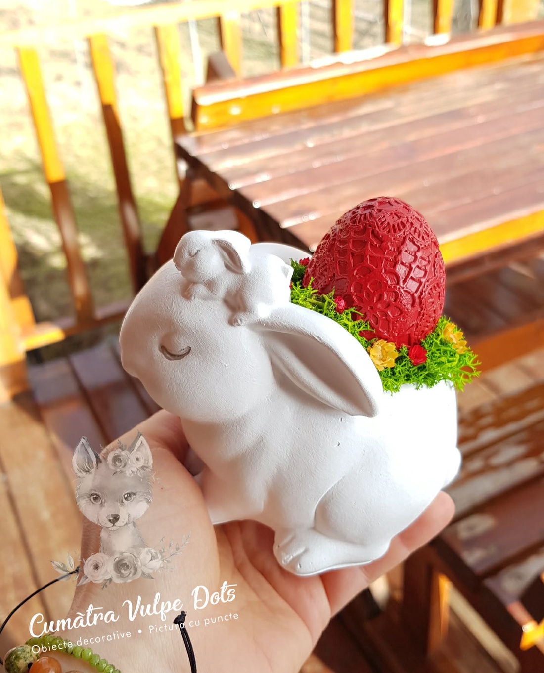 Decoratiune de Paste, iepuras cu licheni stabilizati si ou rosu - decor de sărbători - decorațiuni de paște - decor masă de paște - Artynos.ro