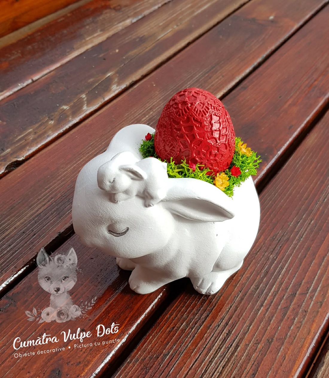 Decoratiune de Paste, iepuras cu licheni stabilizati si ou rosu - decor de sărbători - decorațiuni de paște - decor masă de paște - Artynos.ro