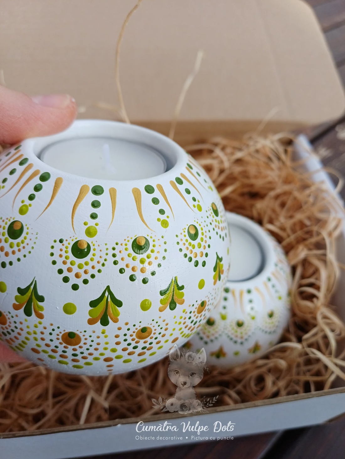 Set 2 obiecte decorative - suporturi lumânare - alb cu verde oliv - pictură cu puncte - casă & stil de viață - lumânări, parfumuri, arome - suport de lumânări - Artynos.ro