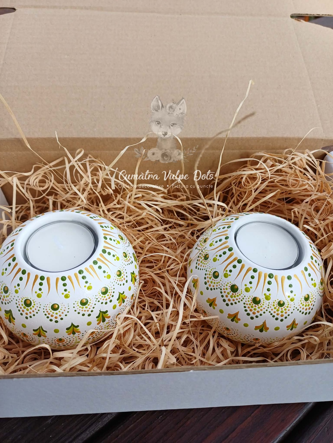 Set 2 obiecte decorative - suporturi lumânare - alb cu verde oliv - pictură cu puncte - casă & stil de viață - lumânări, parfumuri, arome - suport de lumânări - Artynos.ro