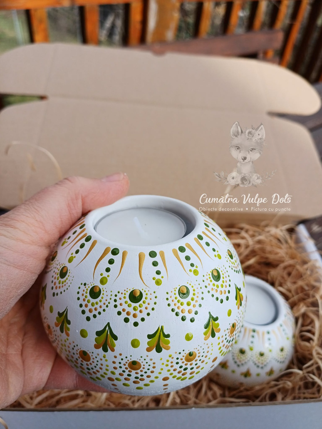 Set 2 obiecte decorative - suporturi lumânare - alb cu verde oliv - pictură cu puncte - casă & stil de viață - lumânări, parfumuri, arome - suport de lumânări - Artynos.ro
